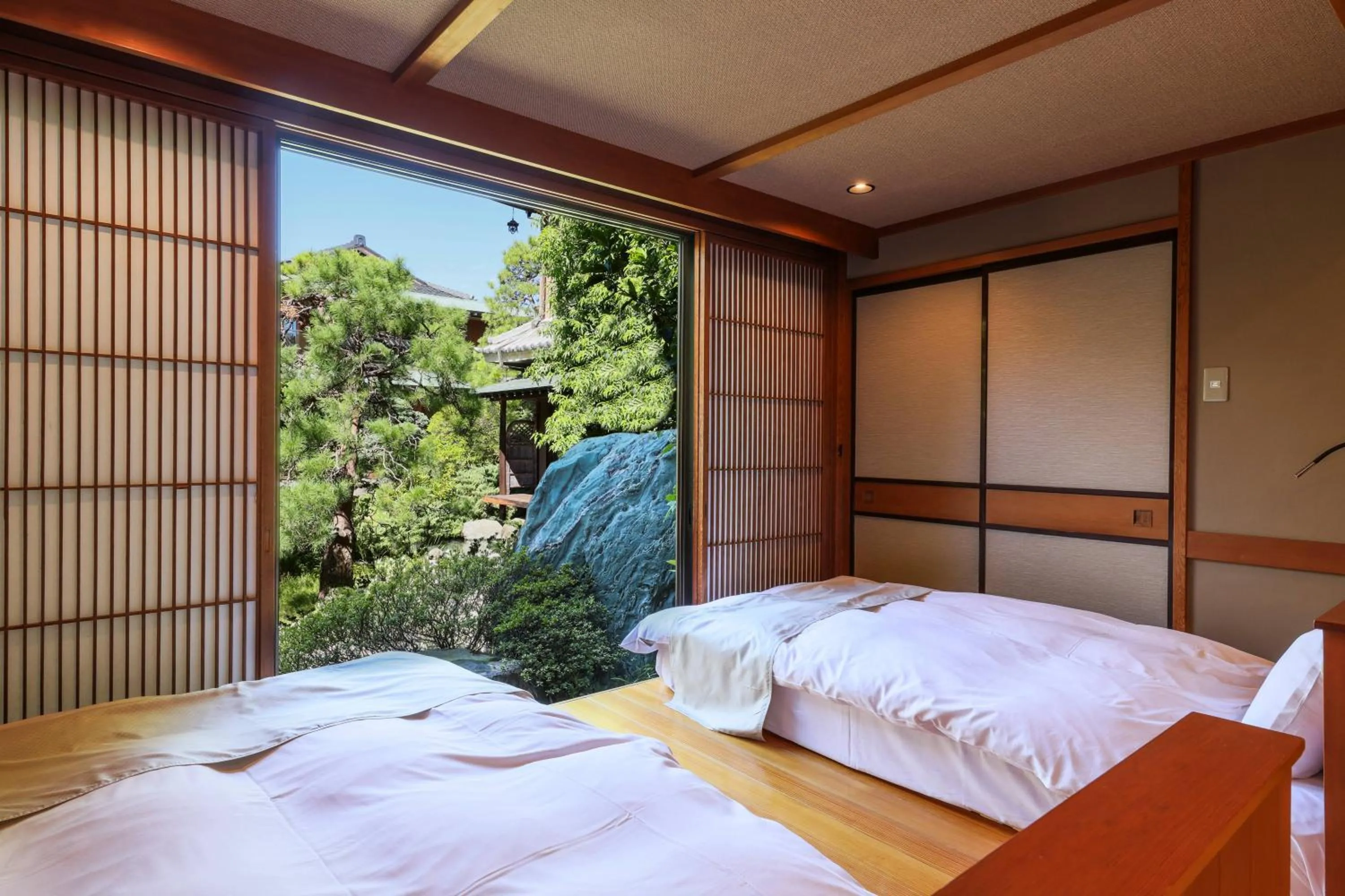 Garden, Bed in Beautiful Japanese Garden Kagetsu