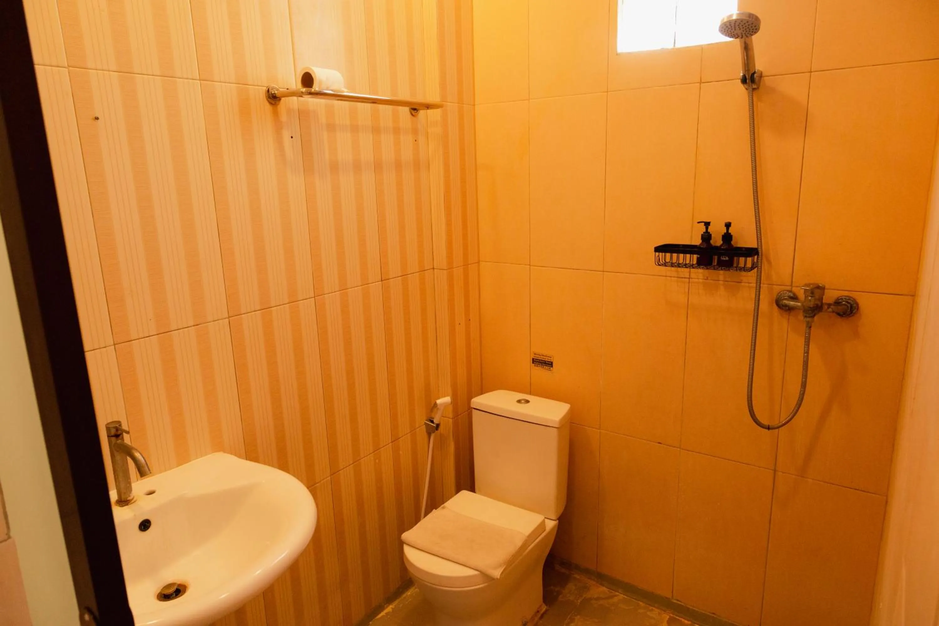 Toilet in Suardana Inn's