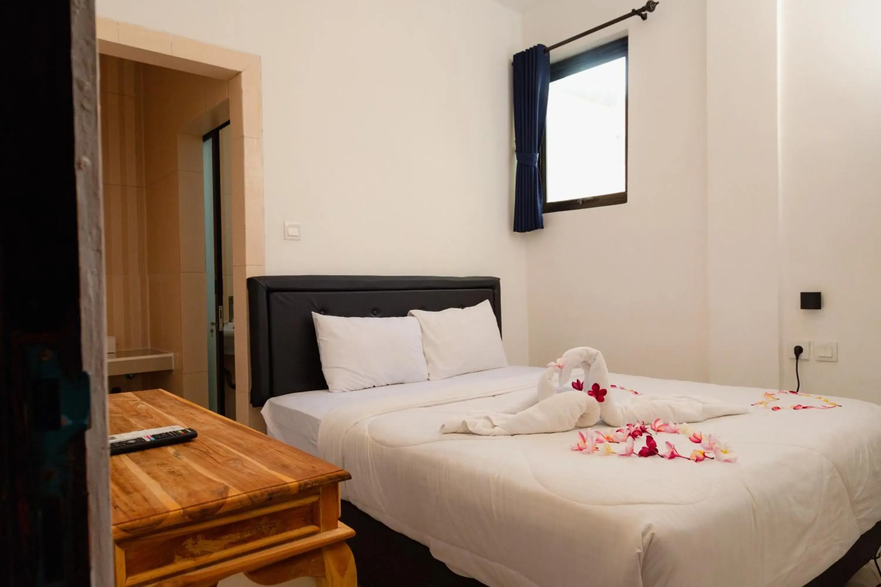 Coffee/tea facilities, Bed in Suardana Inn's Coffee/tea facilities, Bed in Suardana Inn's