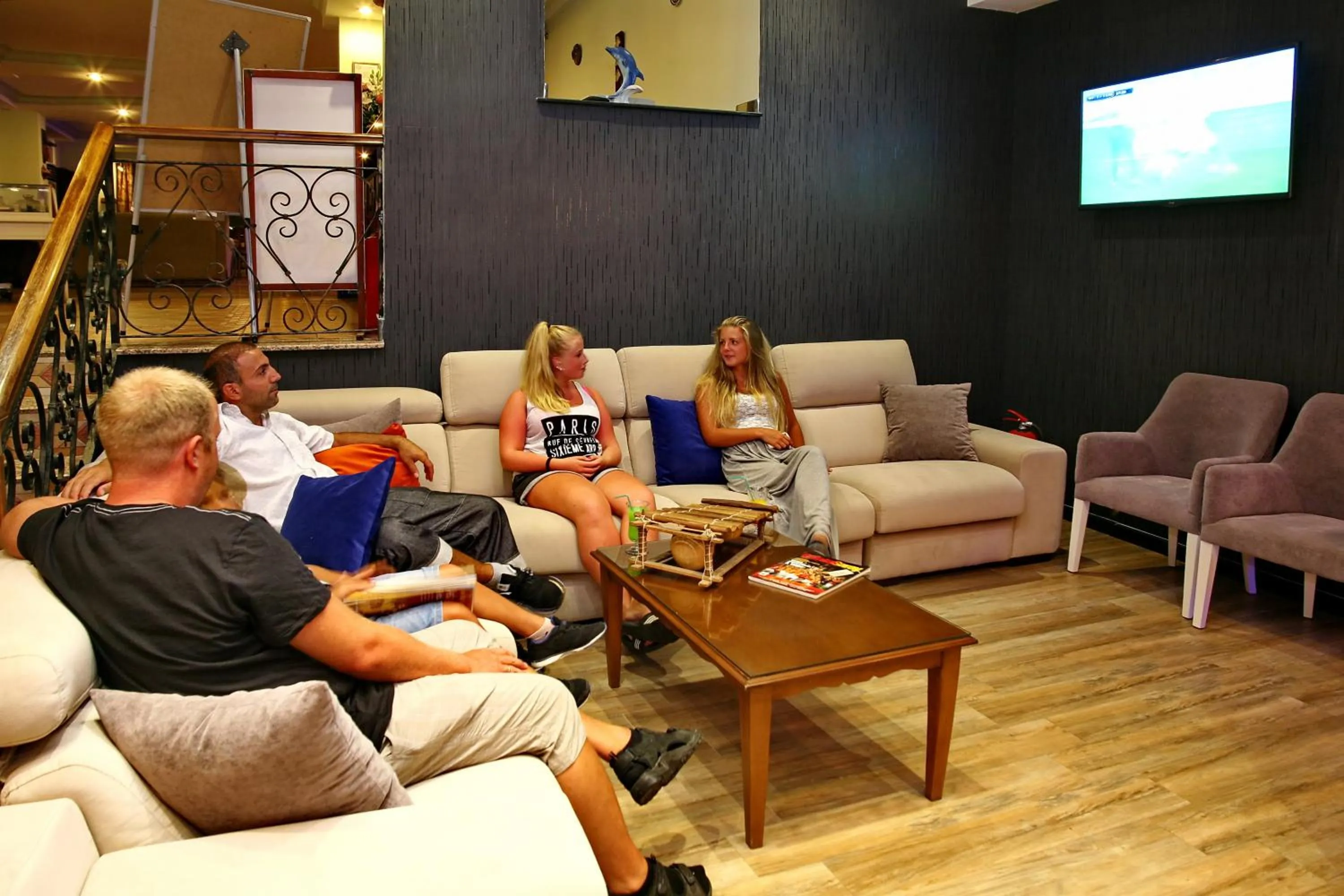 Communal lounge/ TV room in Magi Apart Hotel