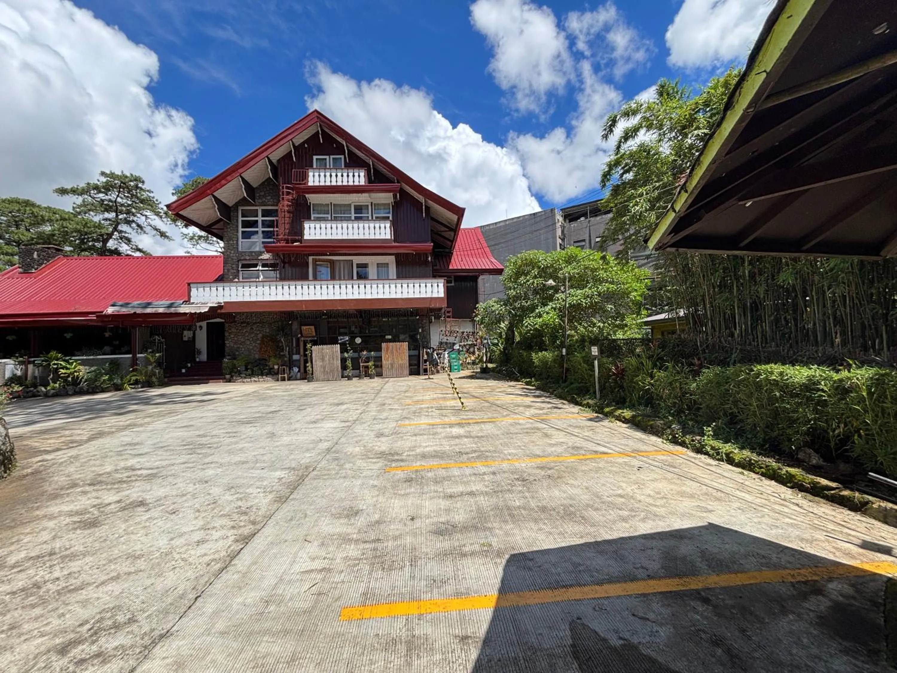 Parking in Log Cabin Hotel - Baguio