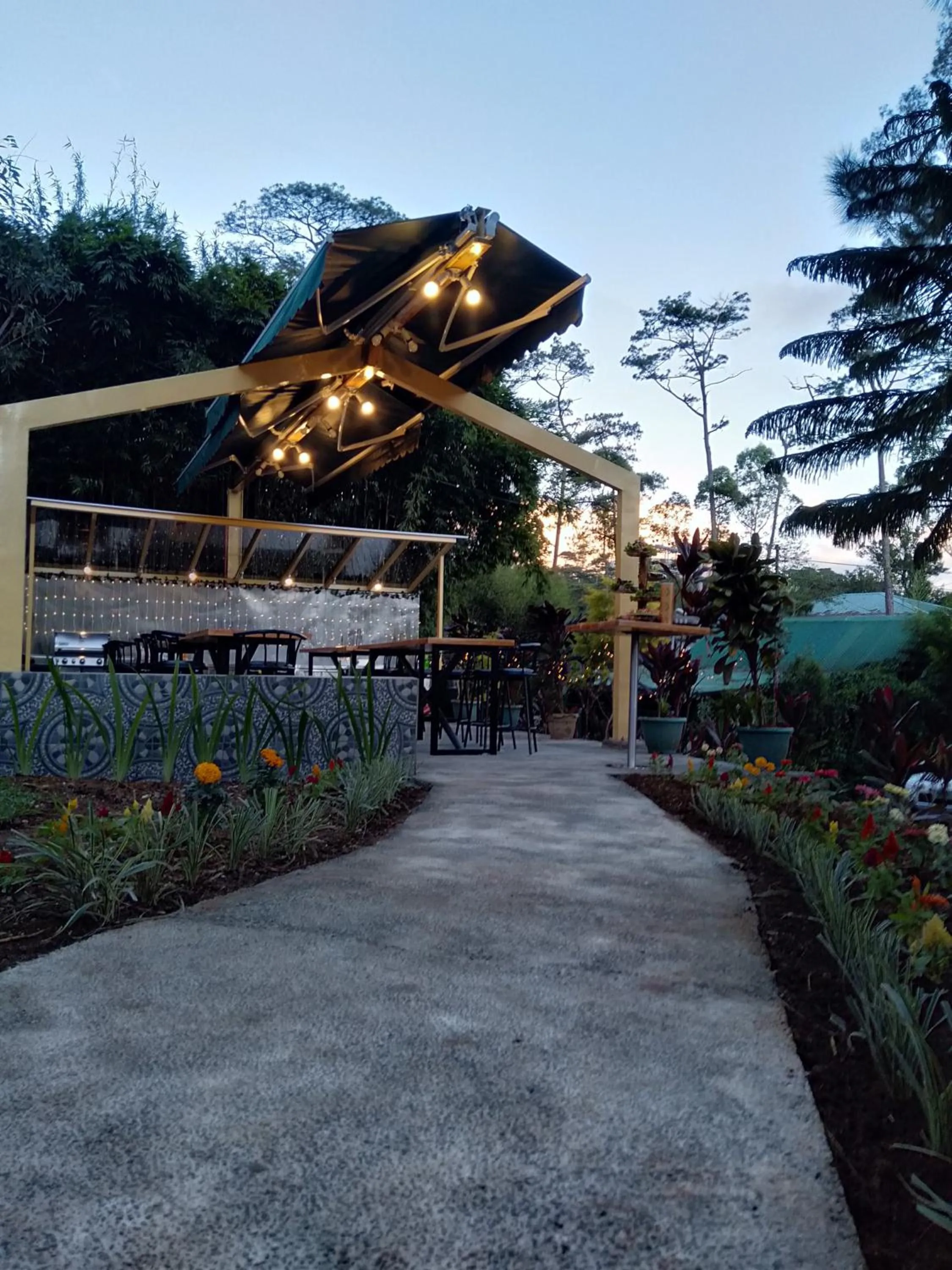 BBQ facilities in Log Cabin Hotel - Baguio