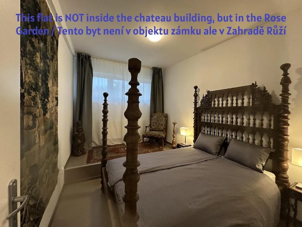 Two-Bedroom Apartment with Garden View in Chateau Třebešice