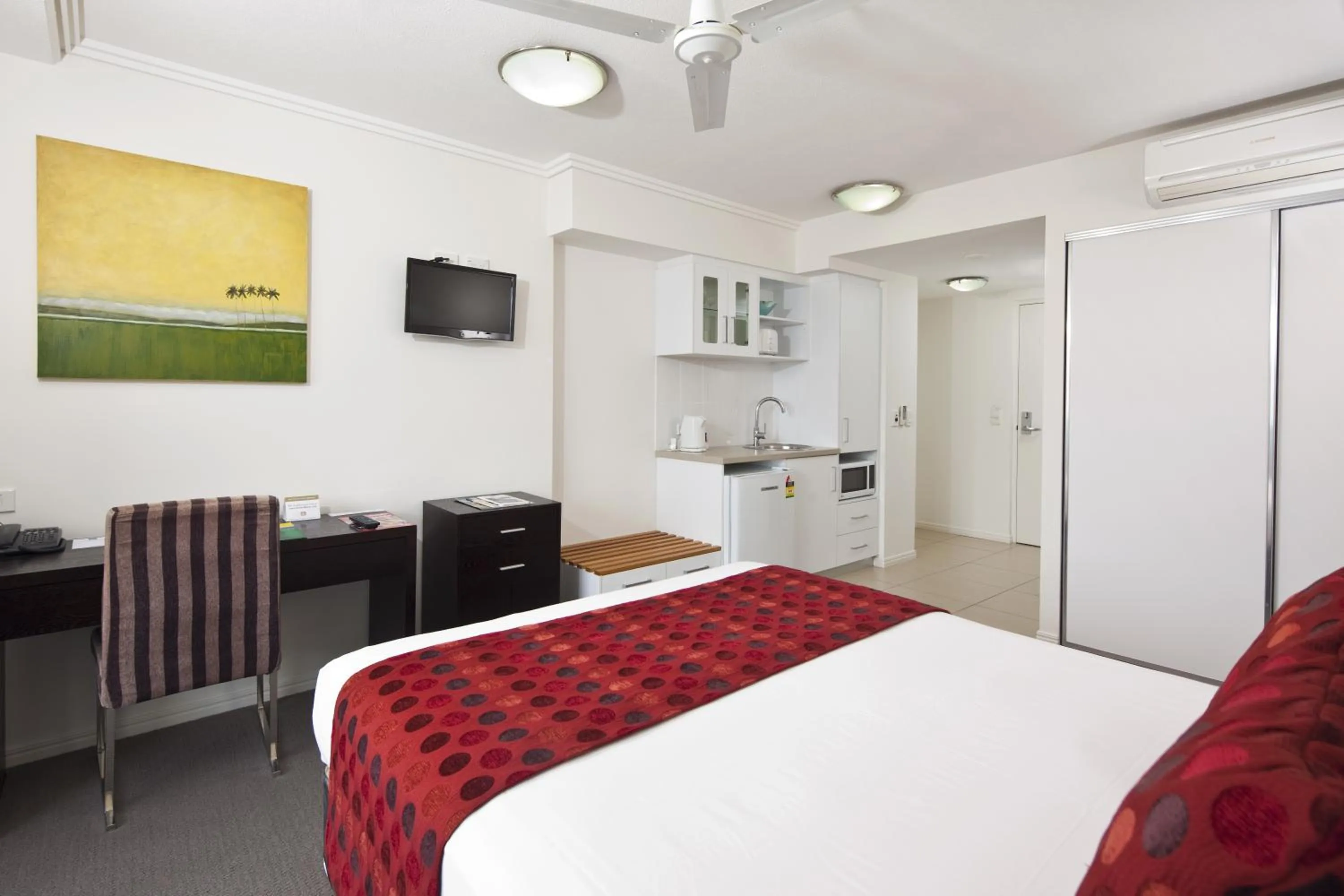 Photo of the whole room, Bed in Cairns Central Plaza Apartment Hotel Official