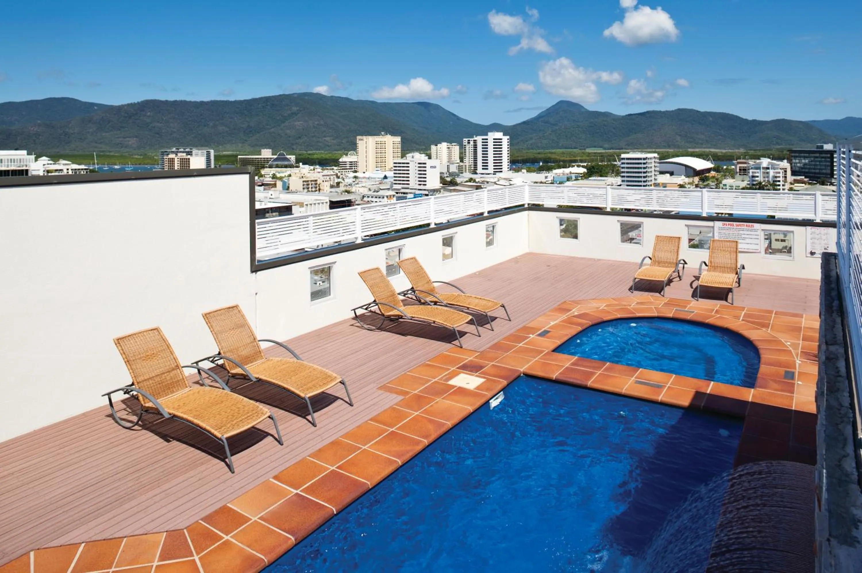 Swimming pool in Cairns Central Plaza Apartment Hotel Official