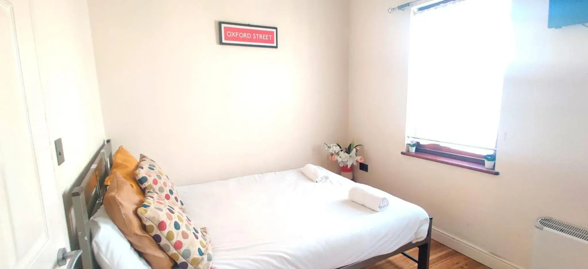 Bed in Studio Flat near Liverpool st & Shoreditch London. Bed in Studio Flat near Liverpool st & Shoreditch London.