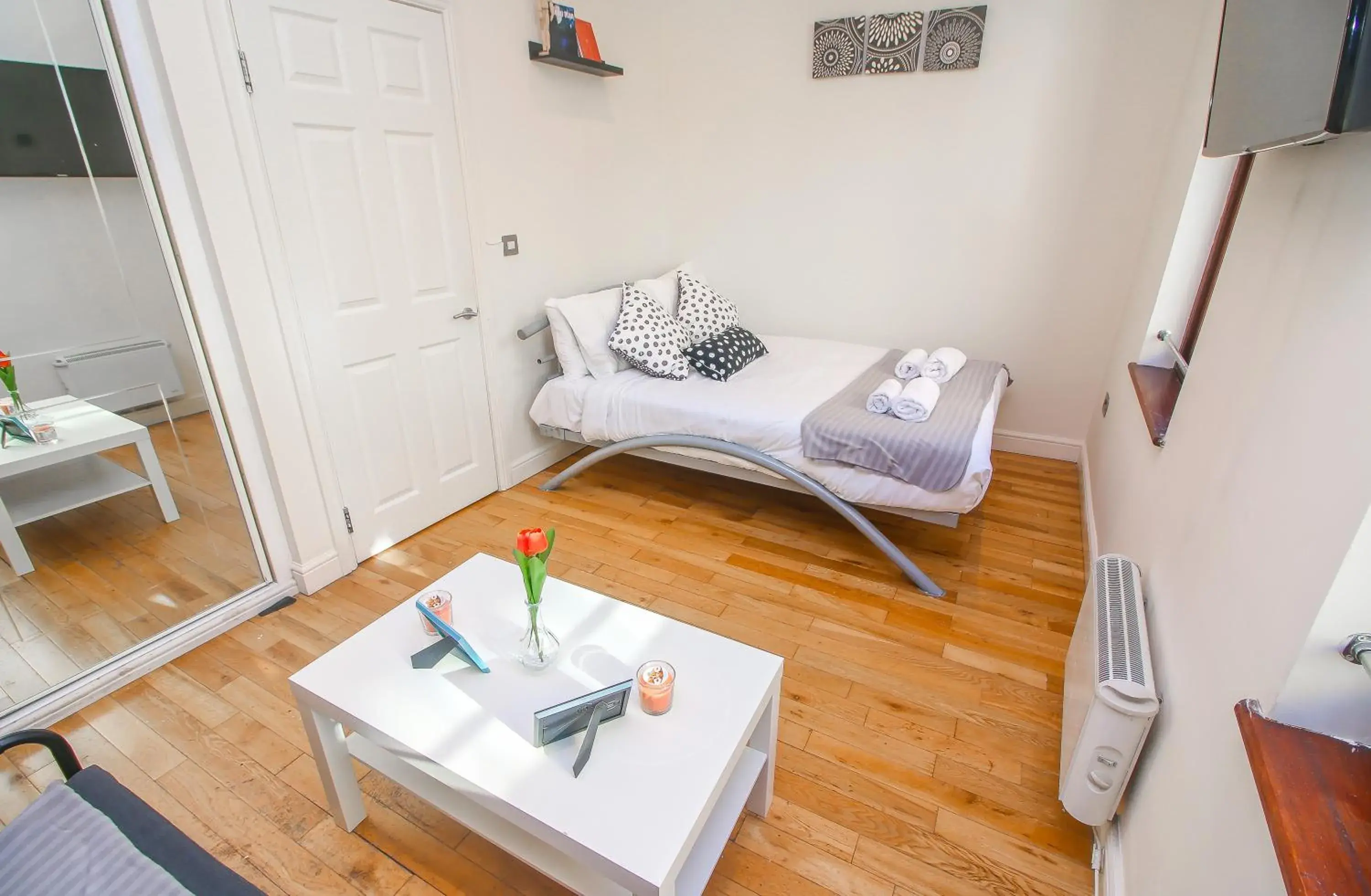 Bedroom, Bed in Studio Flat near Liverpool st & Shoreditch London. Bedroom, Bed in Studio Flat near Liverpool st & Shoreditch London.