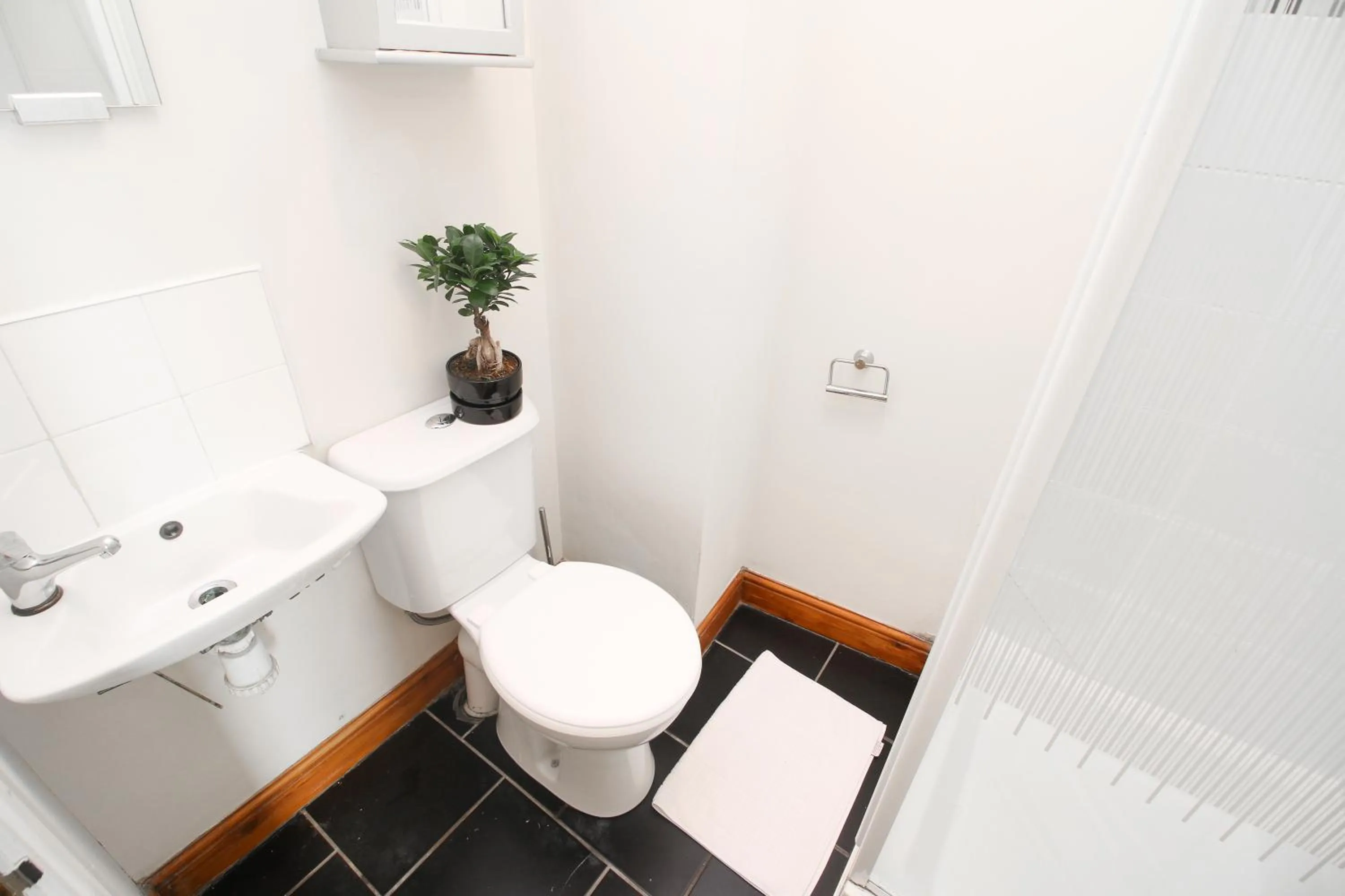 Bathroom in Studio Flat near Liverpool st & Shoreditch London.