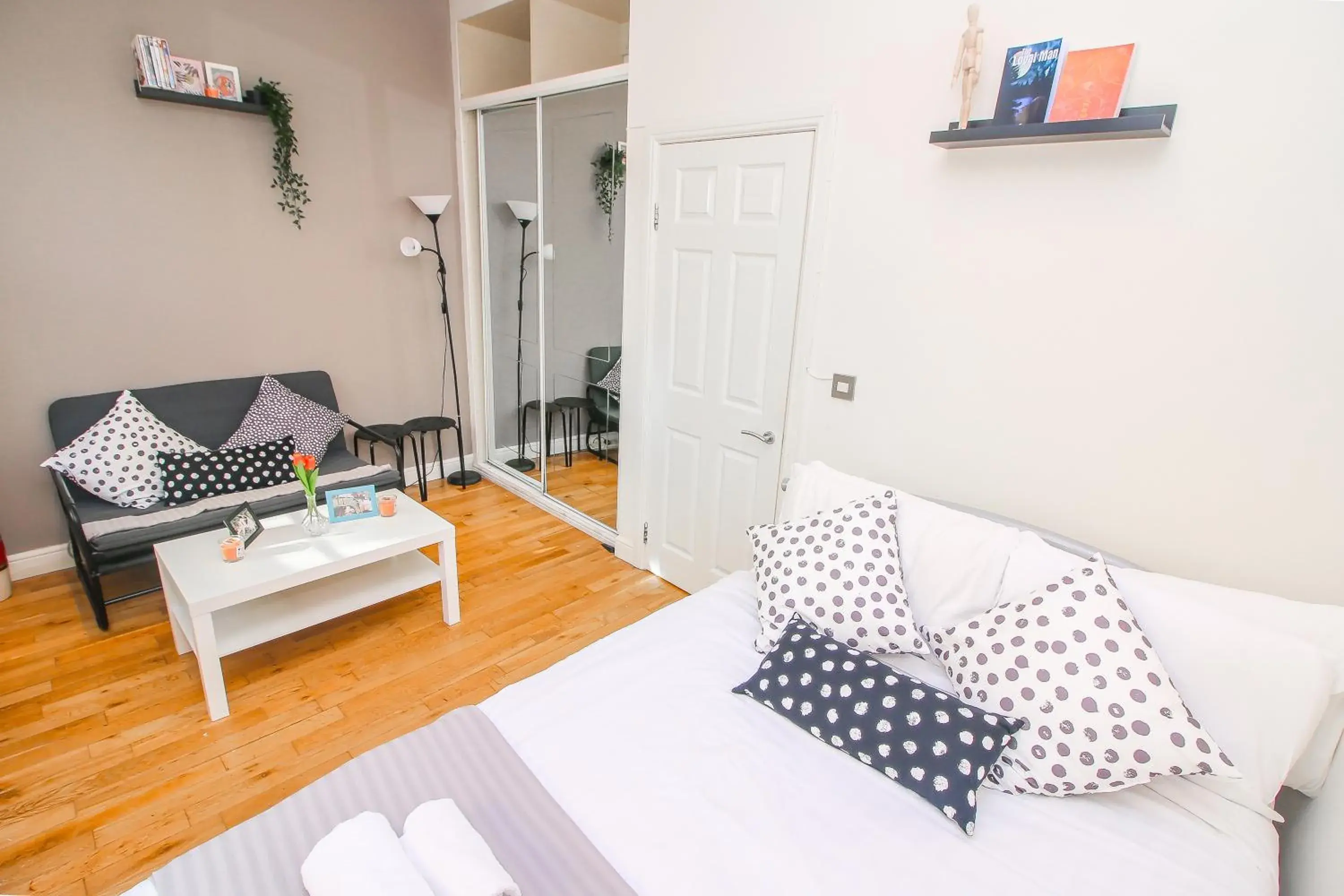 Seating area, Bed in Studio Flat near Liverpool st & Shoreditch London. Seating area, Bed in Studio Flat near Liverpool st & Shoreditch London.