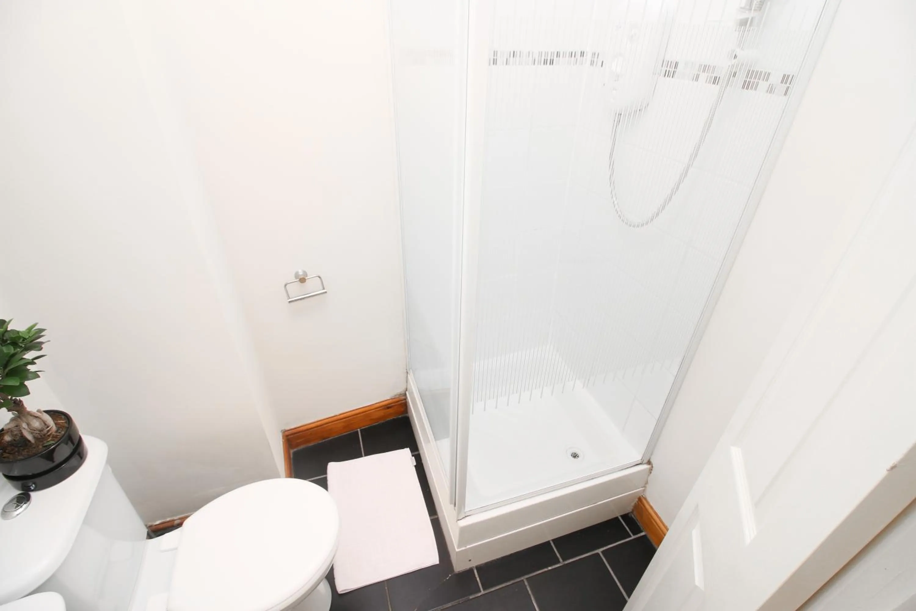 Bathroom in Studio Flat near Liverpool st & Shoreditch London.