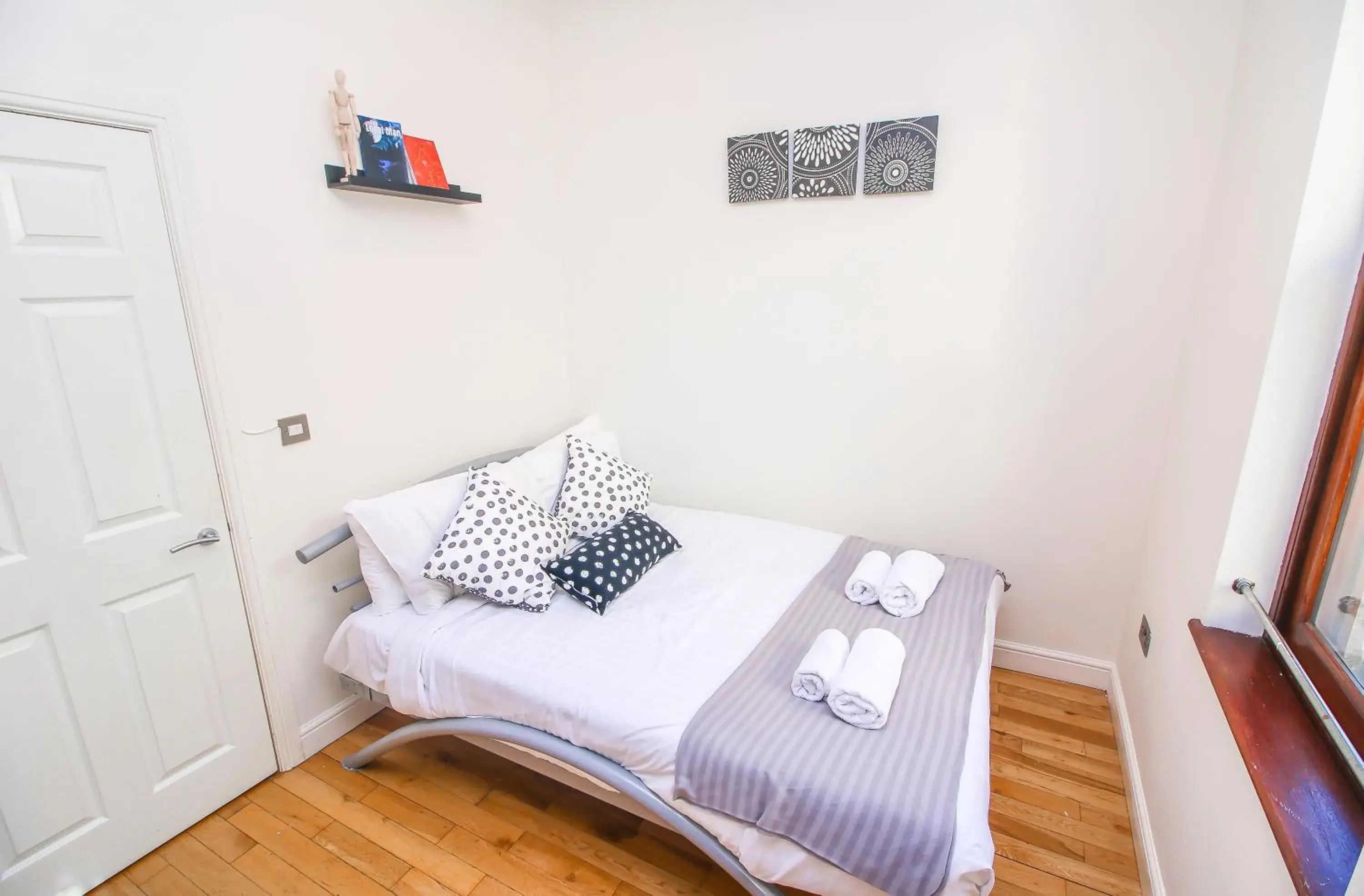 Bedroom, Bed in Studio Flat near Liverpool st & Shoreditch London. Bedroom, Bed in Studio Flat near Liverpool st & Shoreditch London.