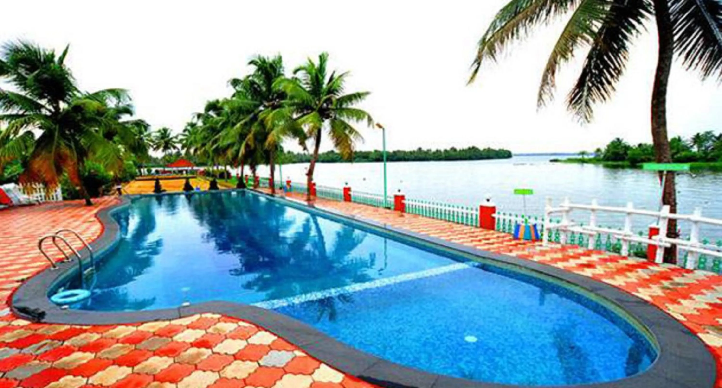 Swimming pool in Kalathil Lake Resort