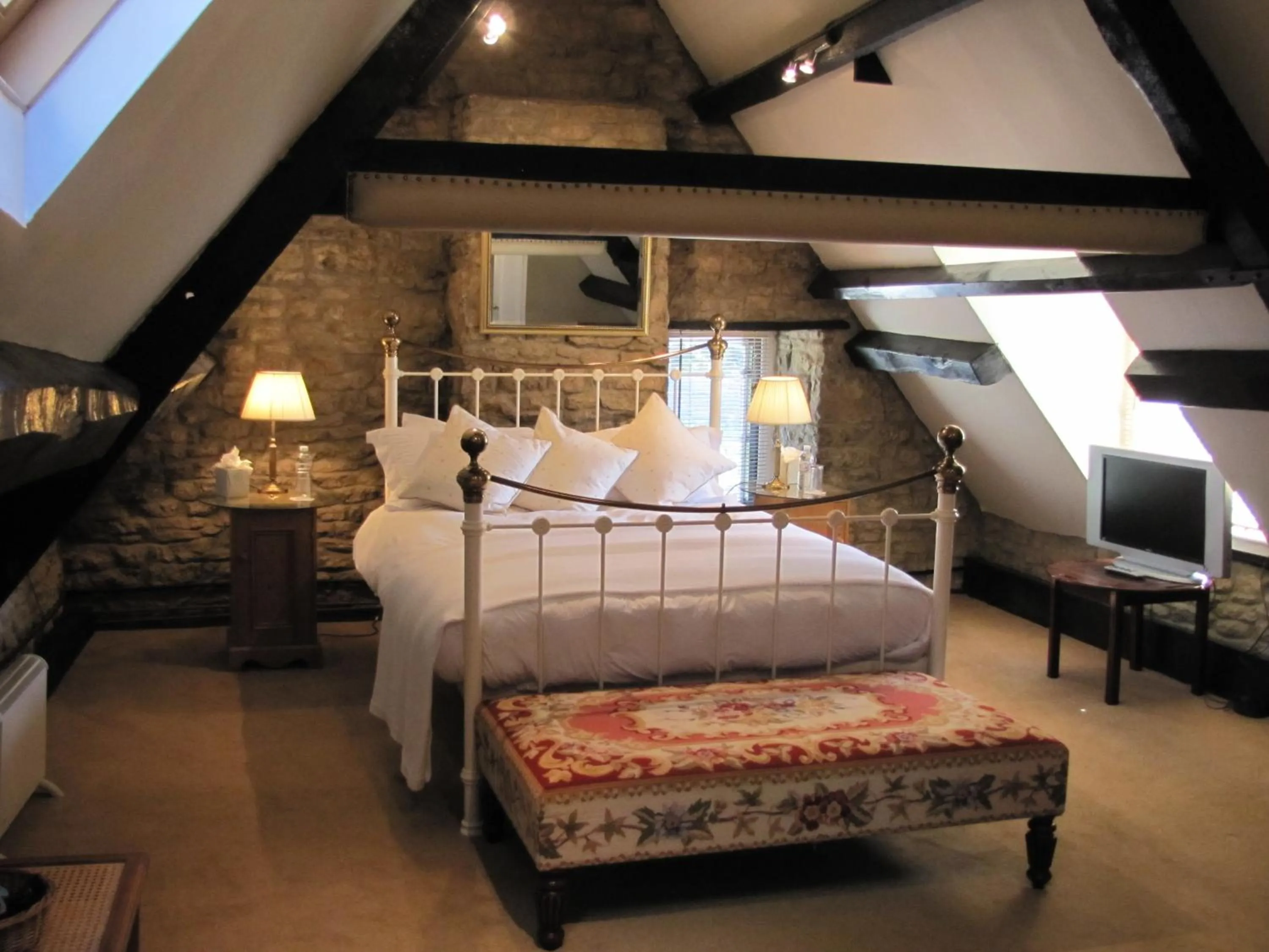 Bed in The Inn at Fossebridge