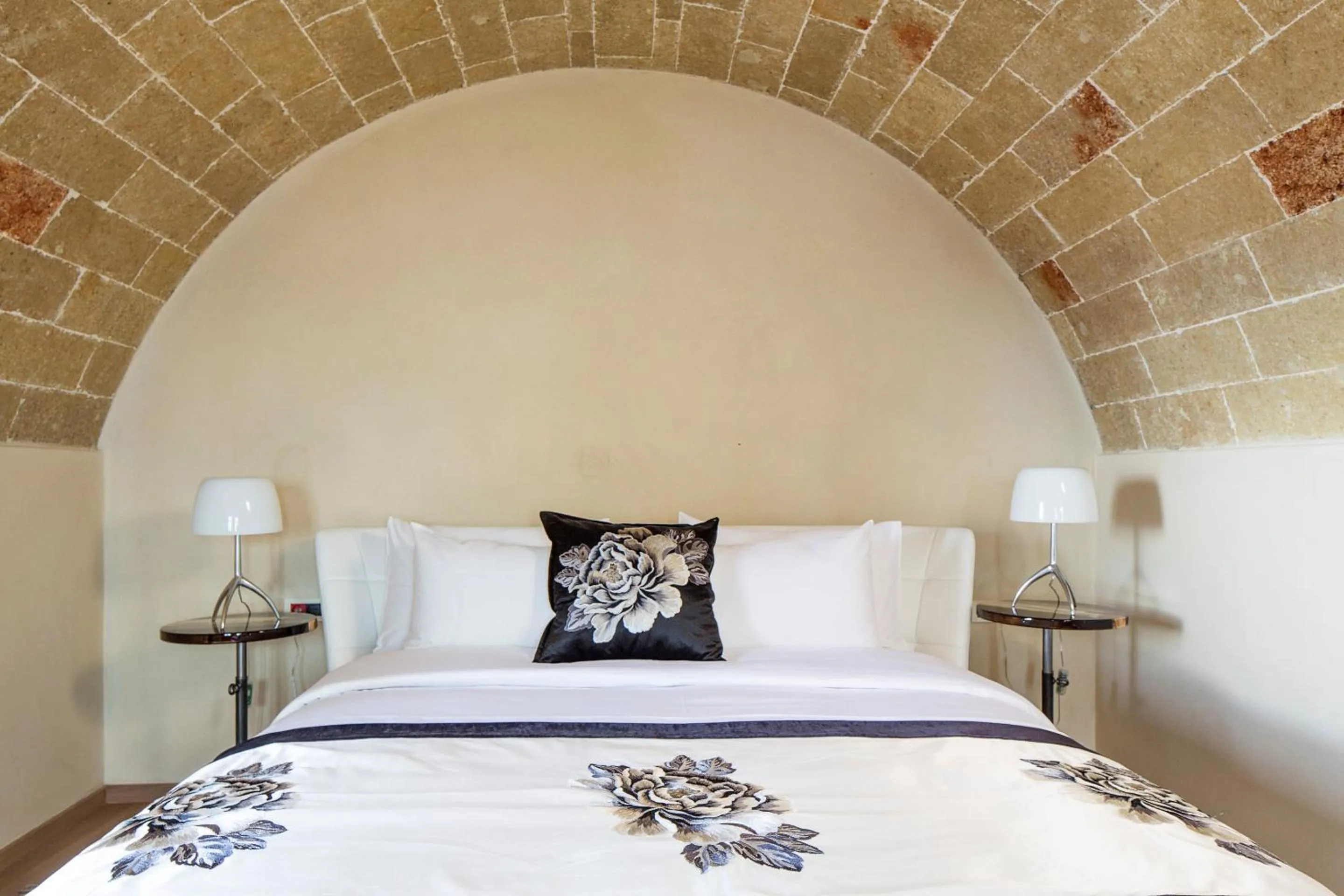 Bed in Moni Emvasis Luxury Suites