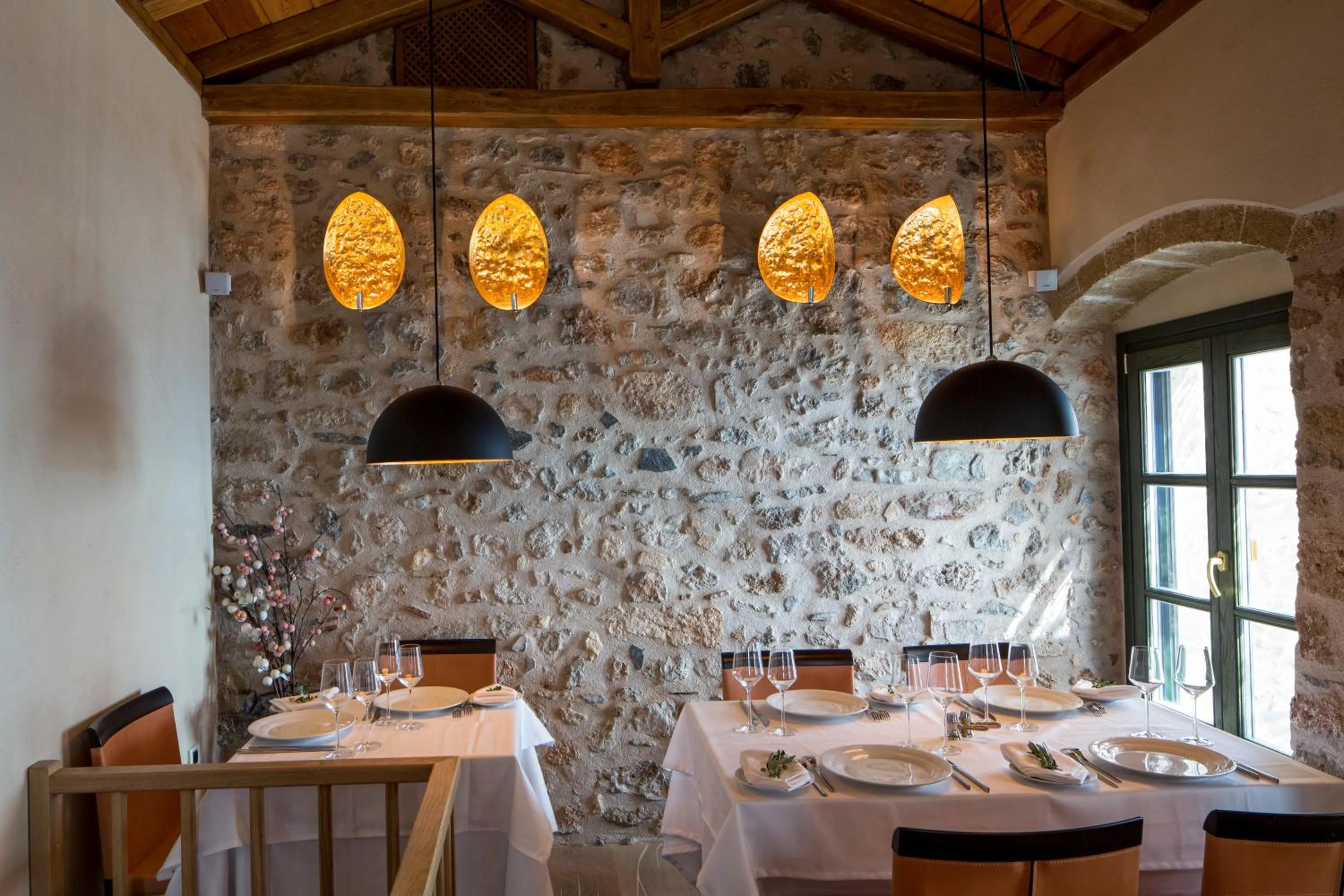 Restaurant/places to eat in Moni Emvasis Luxury Suites