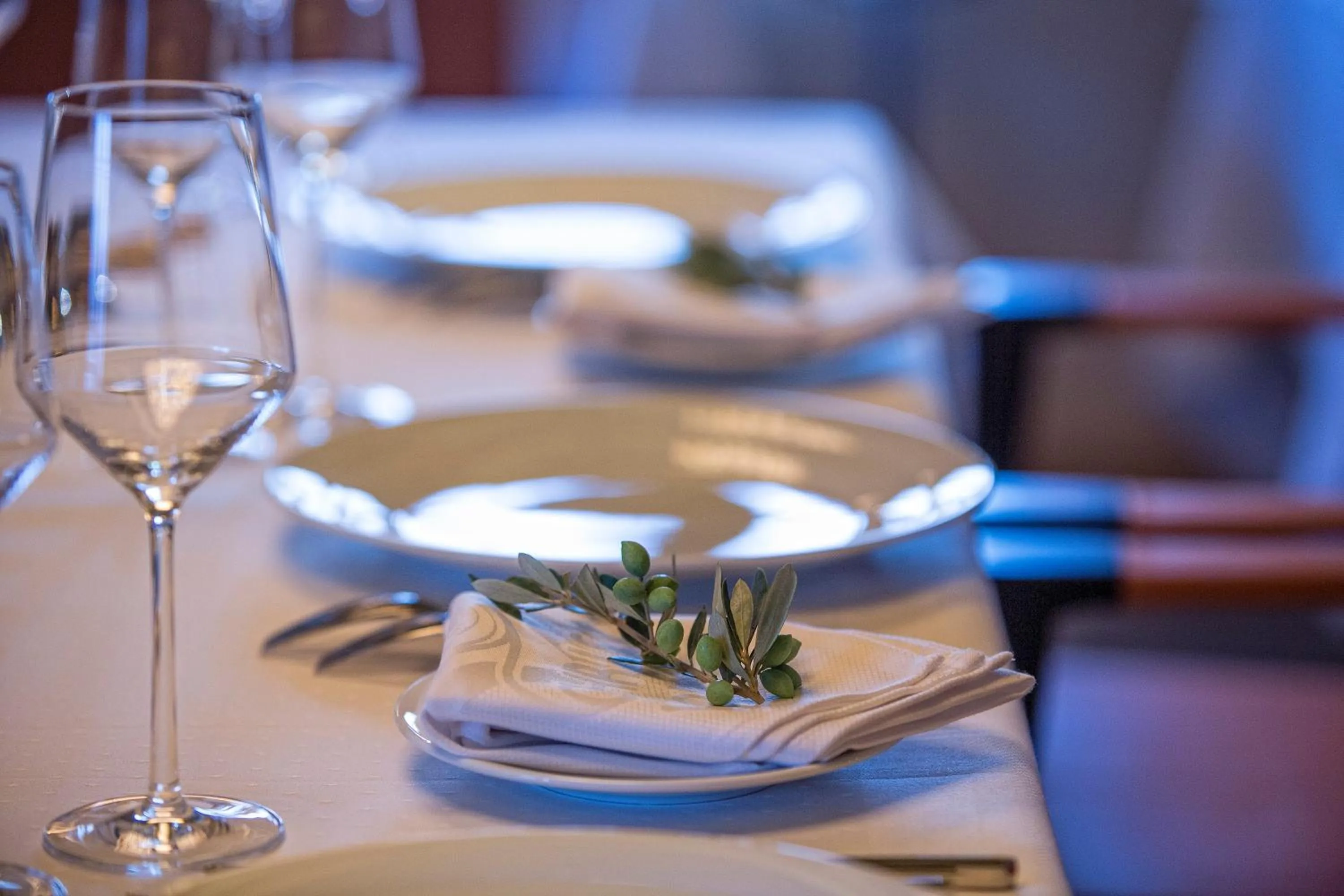 Restaurant/places to eat in Moni Emvasis Luxury Suites