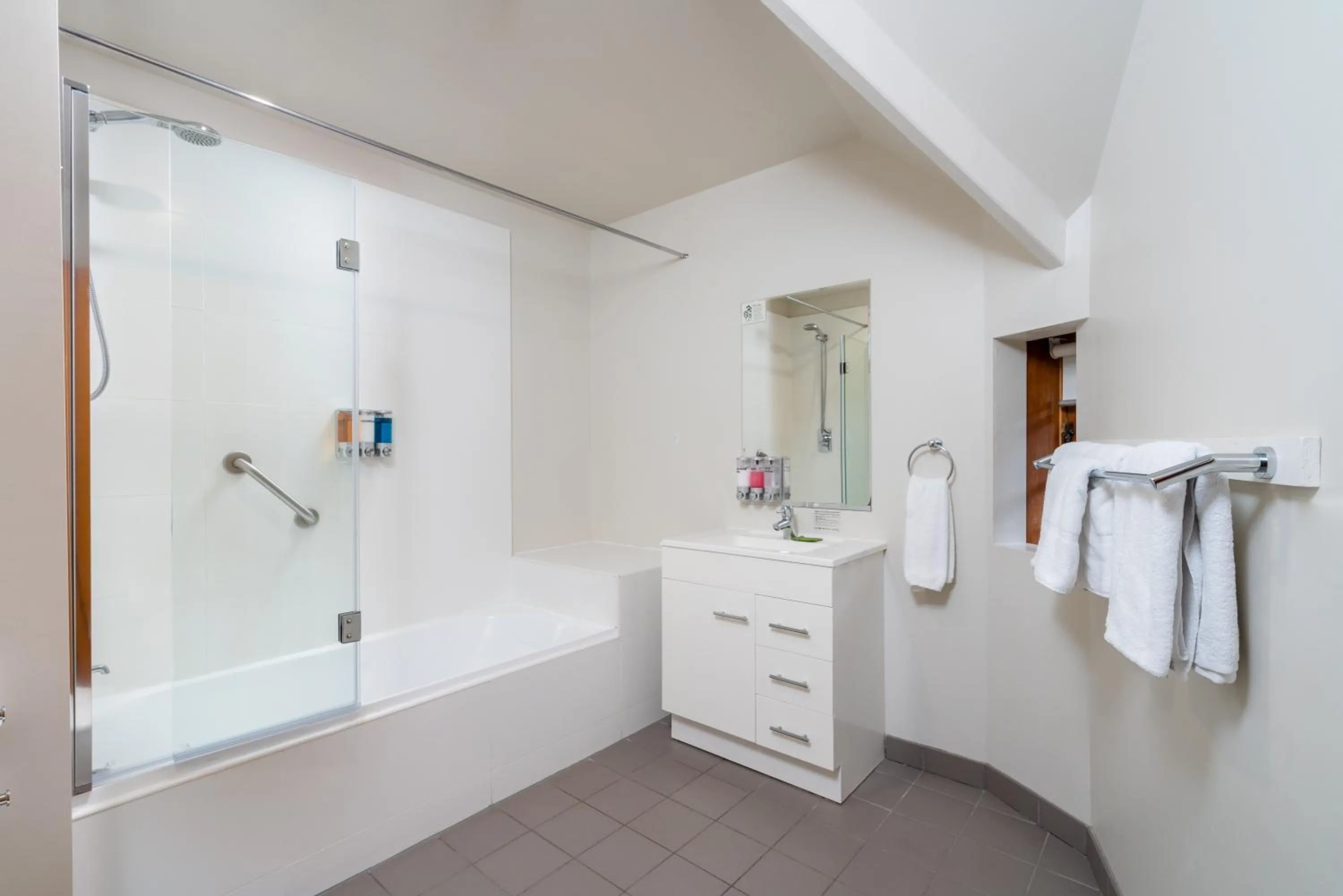 Bathroom in Leisure Inn Penny Royal Hotel & Apartments