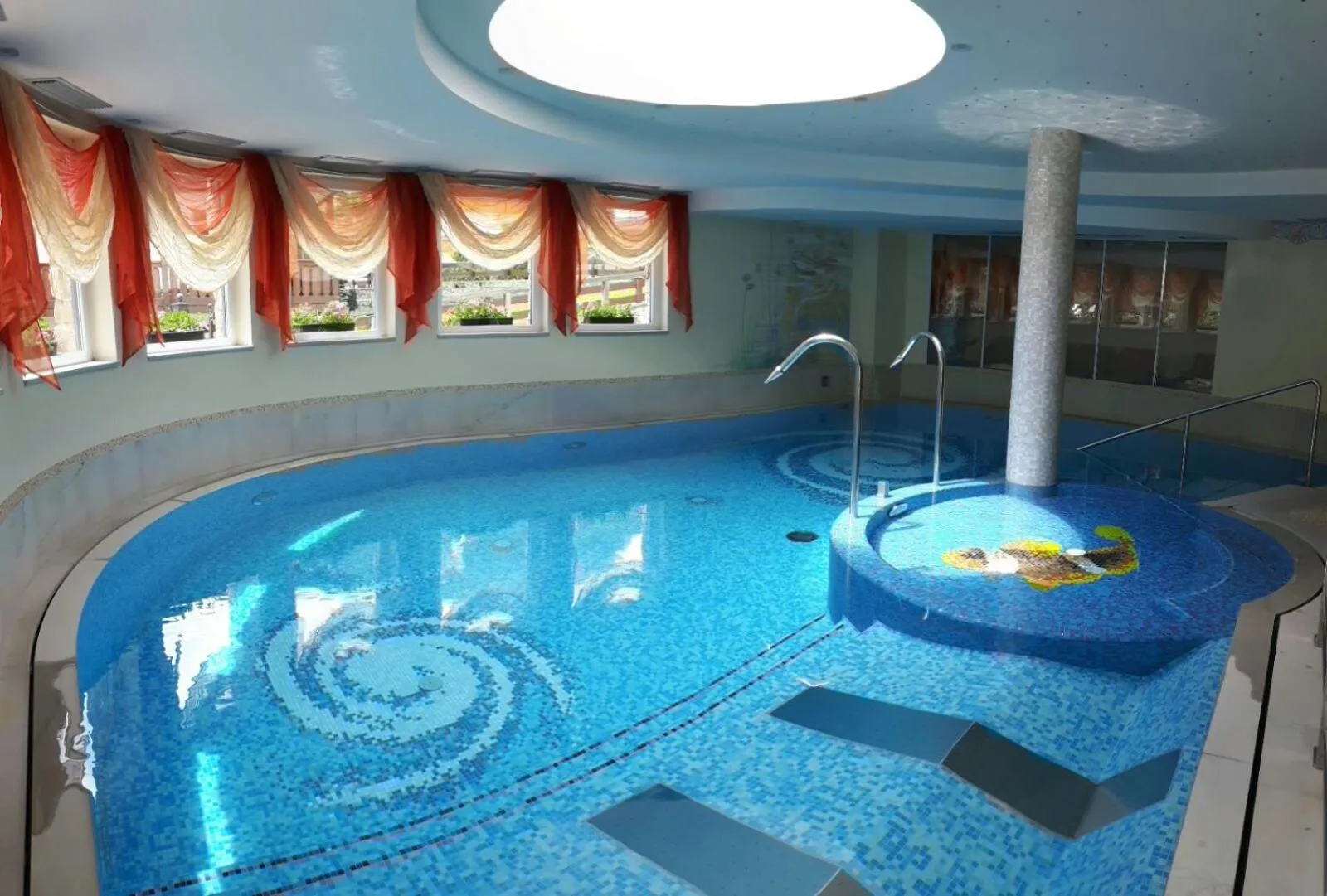 Swimming pool in Hotel Patrizia Dolomites Glamour