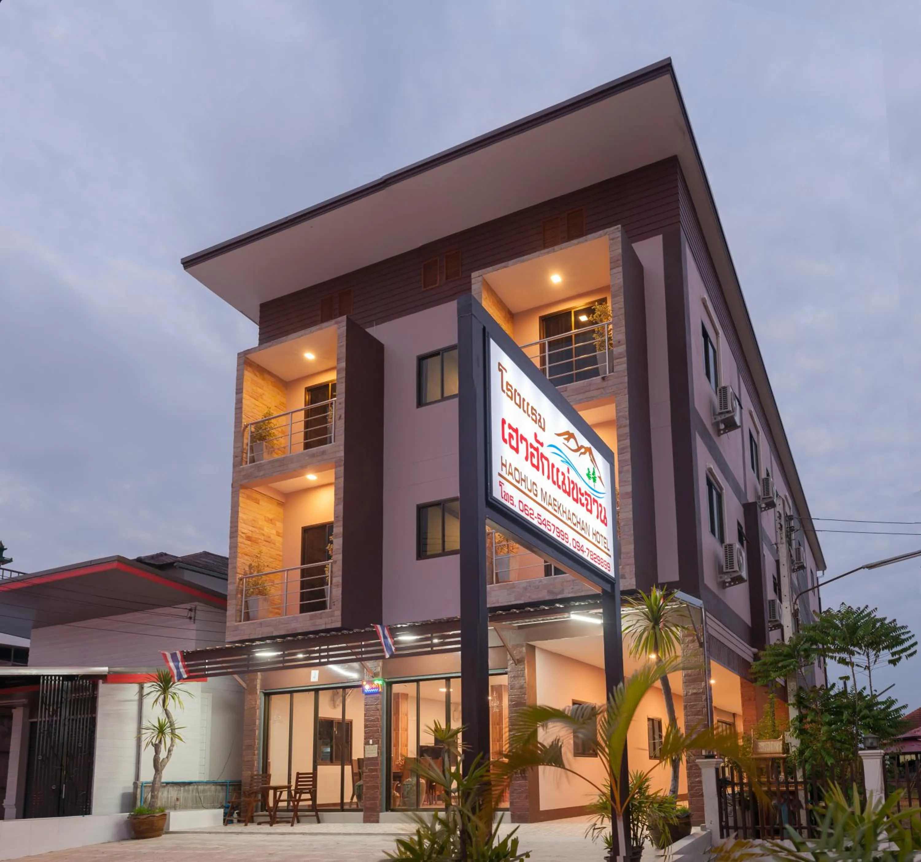 Facade/entrance in HAOHUG MAEKHACHAN