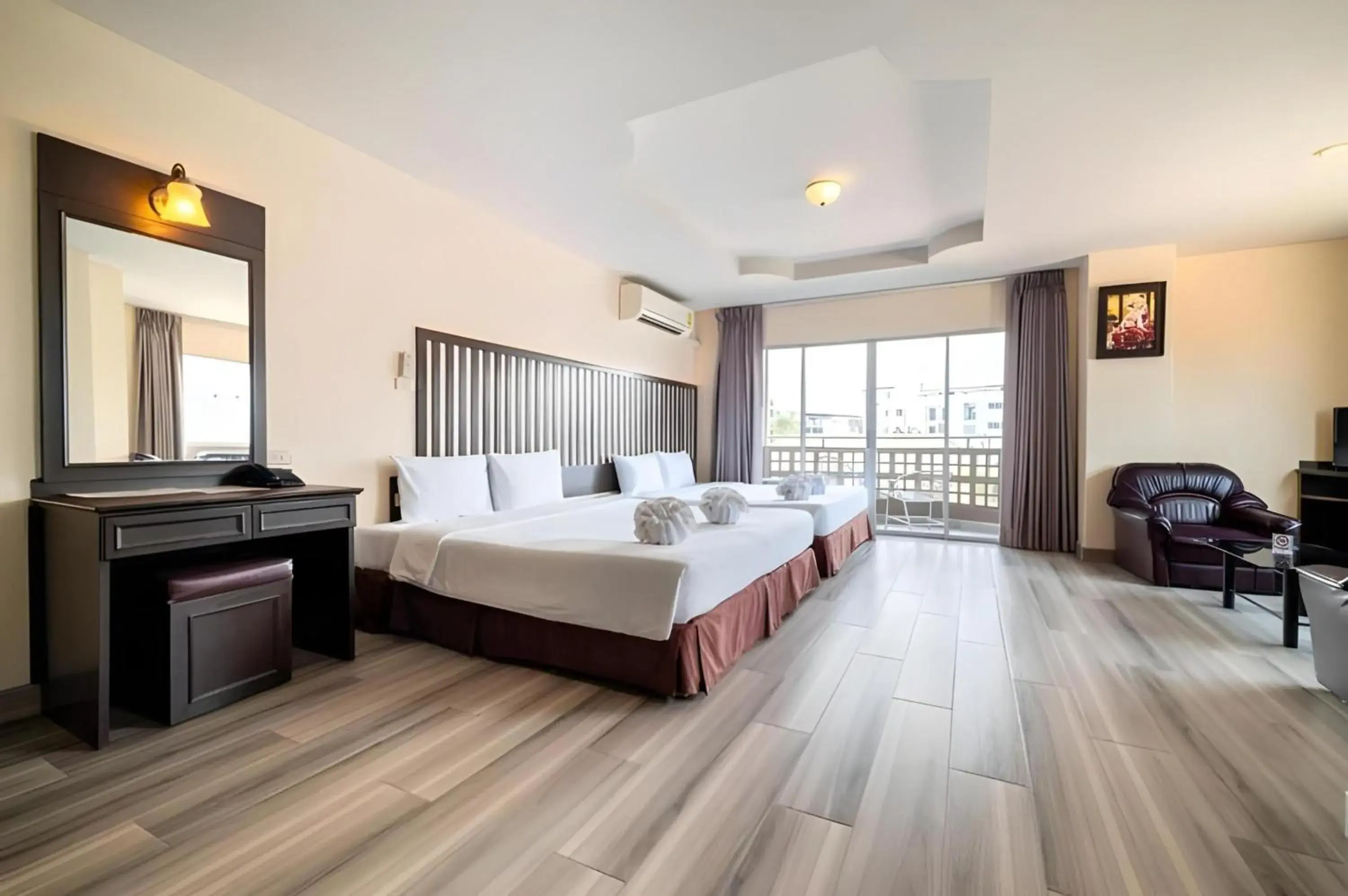 Photo of the whole room, Bed in Sunday JA Plus Hotel Photo of the whole room, Bed in Sunday JA Plus Hotel