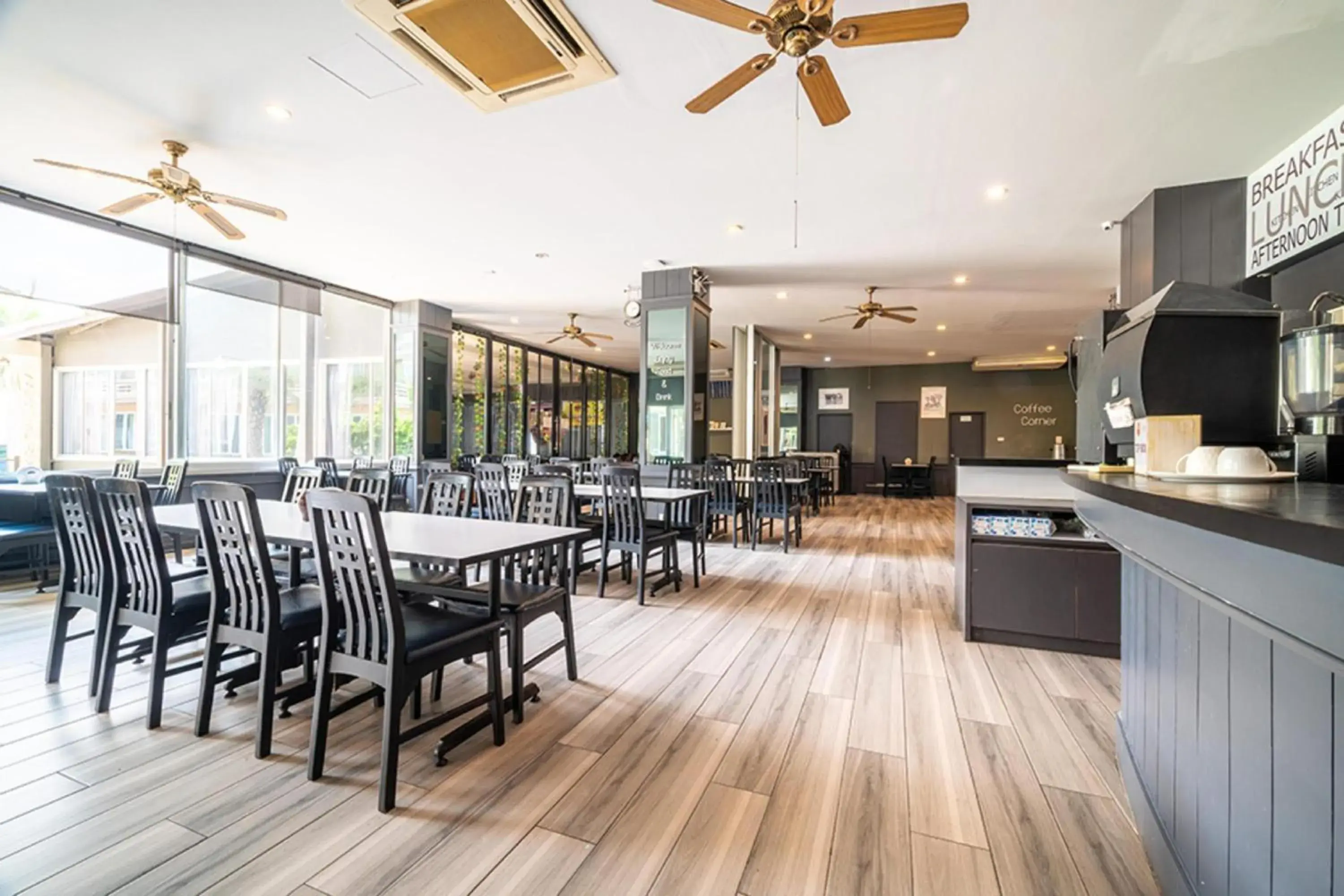 Restaurant/places to eat in Sunday JA Plus Hotel Restaurant/places to eat in Sunday JA Plus Hotel