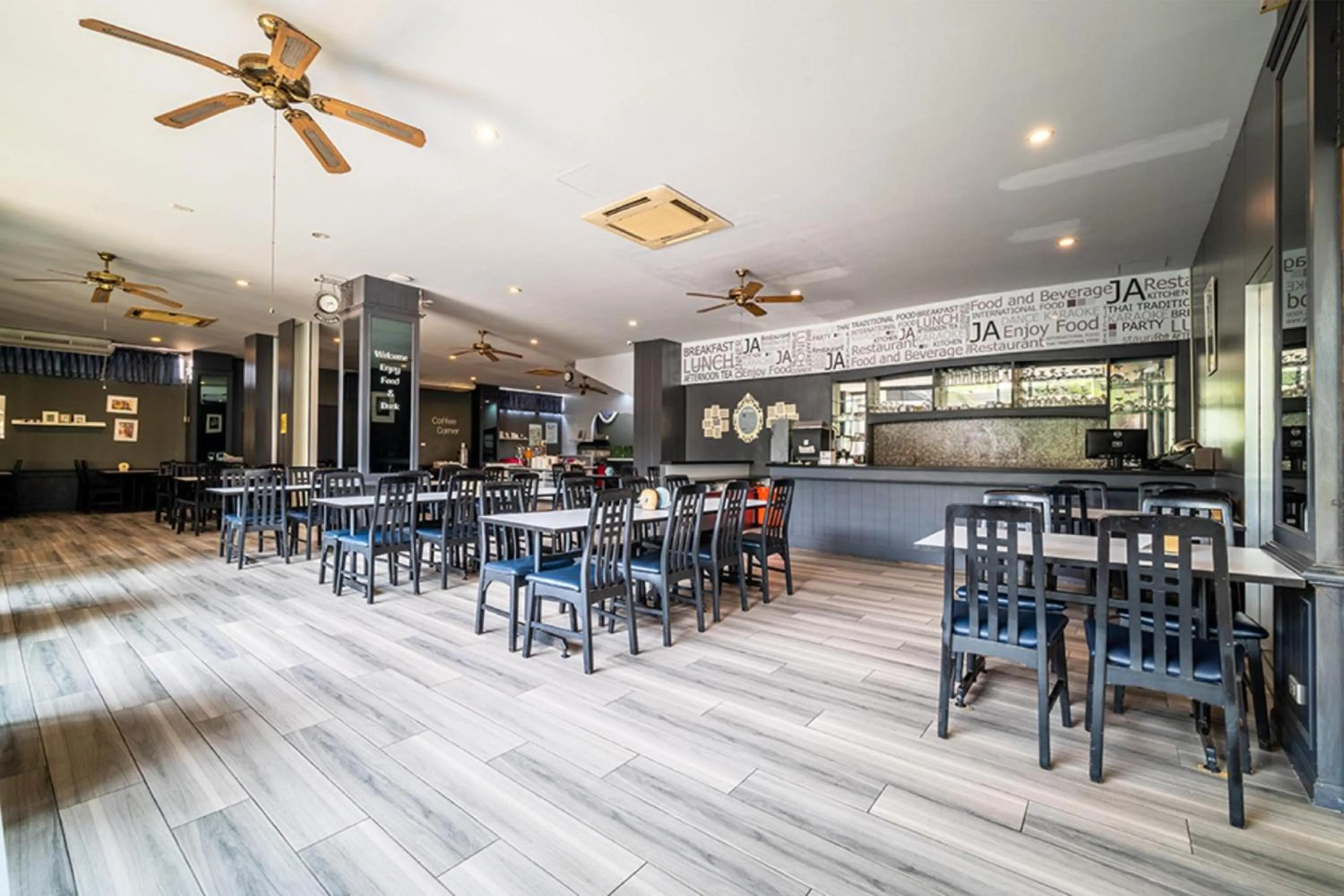 Restaurant/places to eat in Sunday JA Plus Hotel