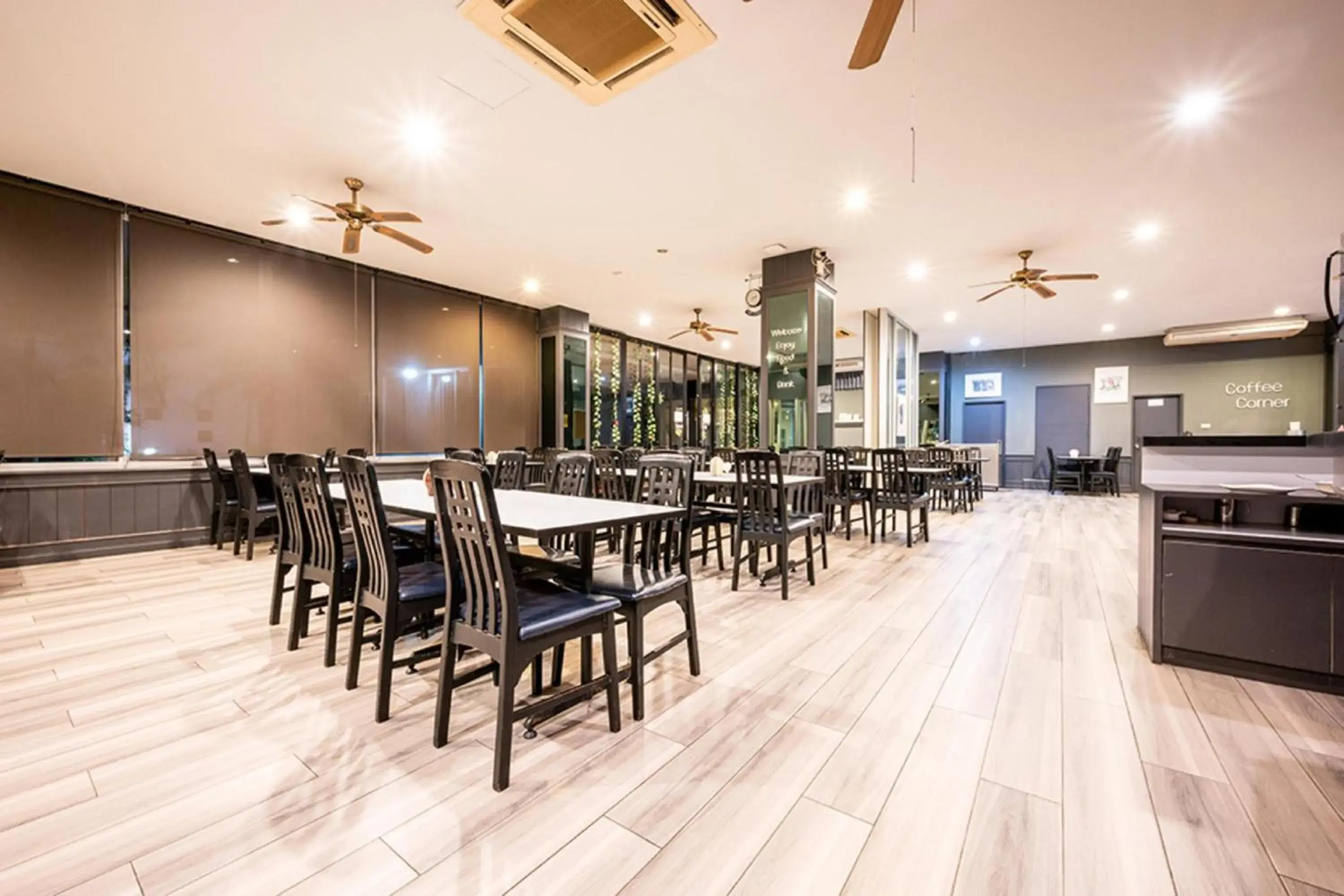 Restaurant/places to eat in Sunday JA Plus Hotel Restaurant/places to eat in Sunday JA Plus Hotel