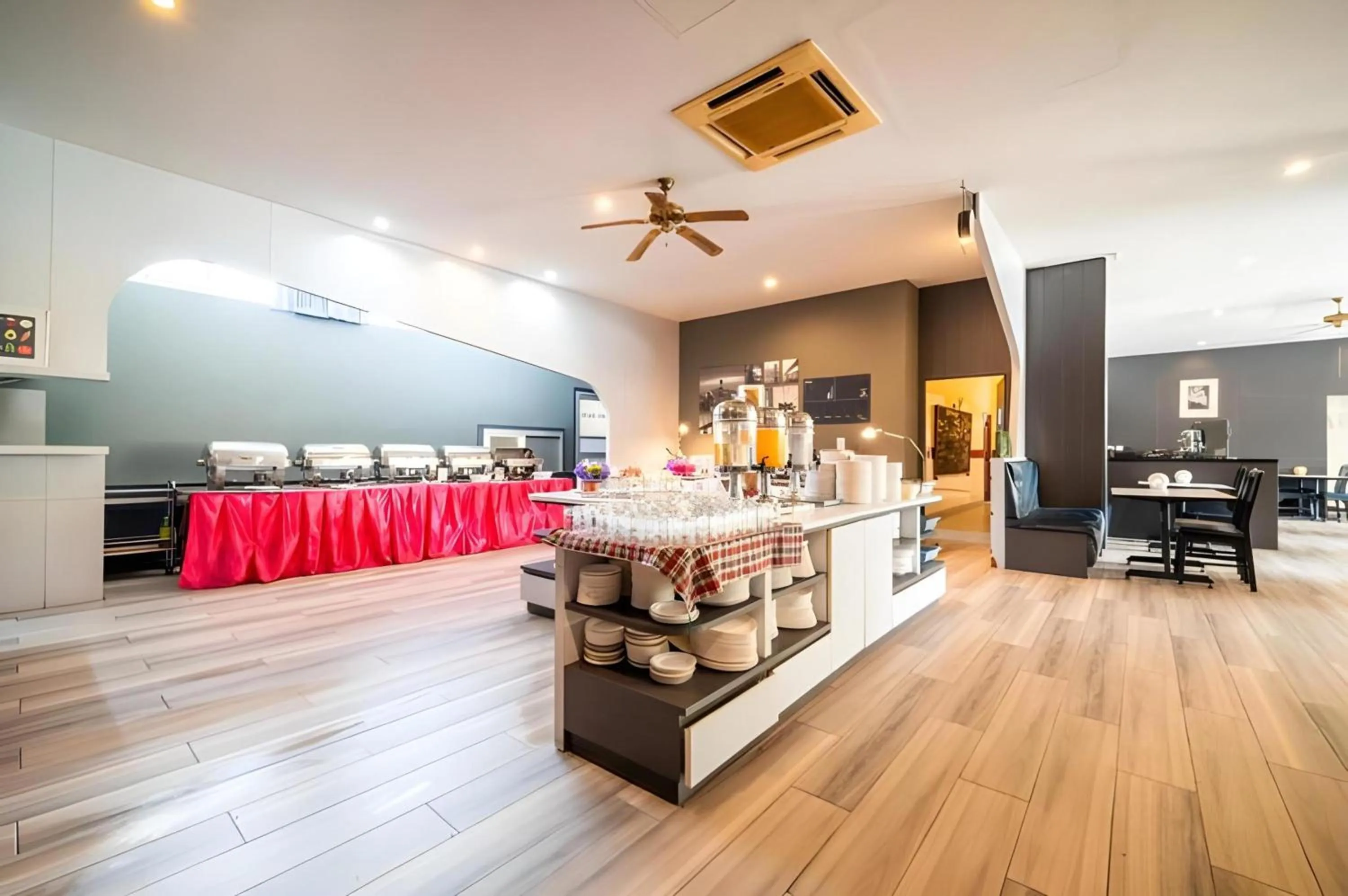 Restaurant/places to eat in Sunday JA Plus Hotel