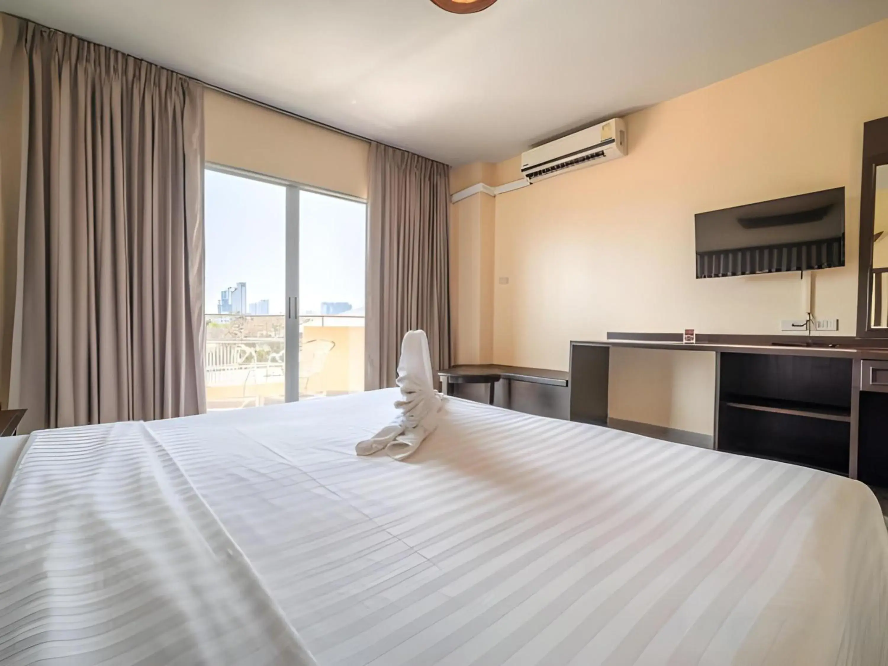 Photo of the whole room, Bed in Sunday JA Plus Hotel Photo of the whole room, Bed in Sunday JA Plus Hotel