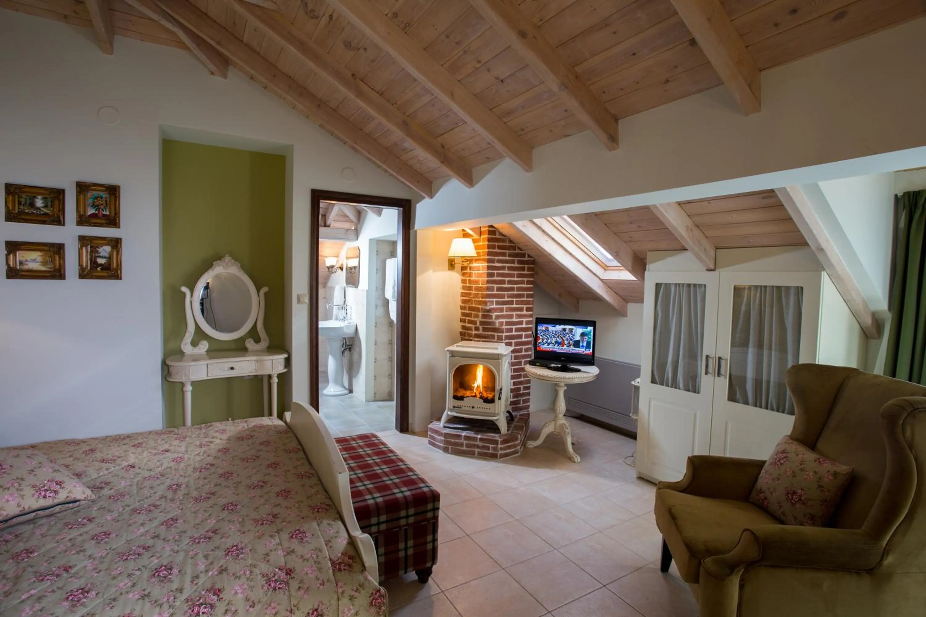 Photo of the whole room, Bed in Atrion Highland Hotel