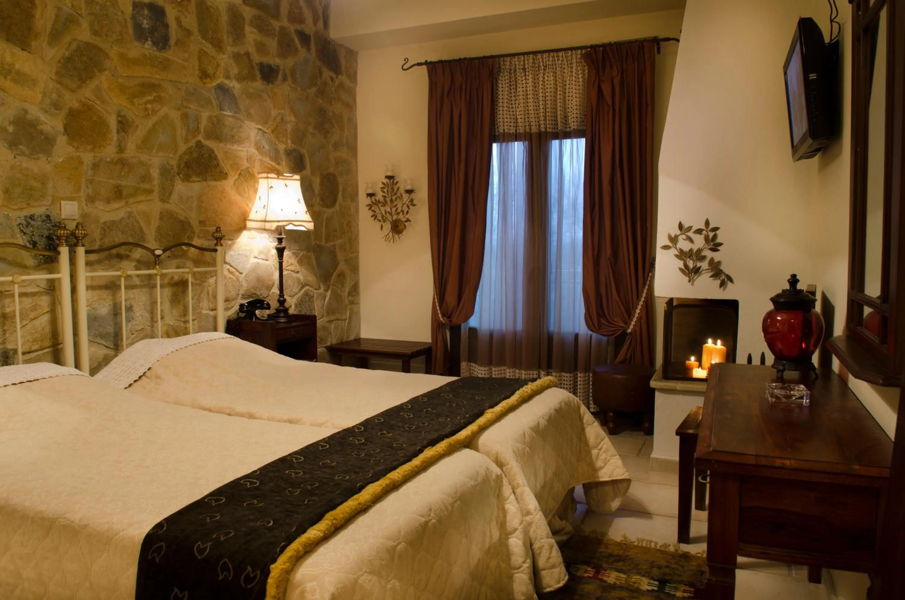 Photo of the whole room, Bed in Atrion Highland Hotel