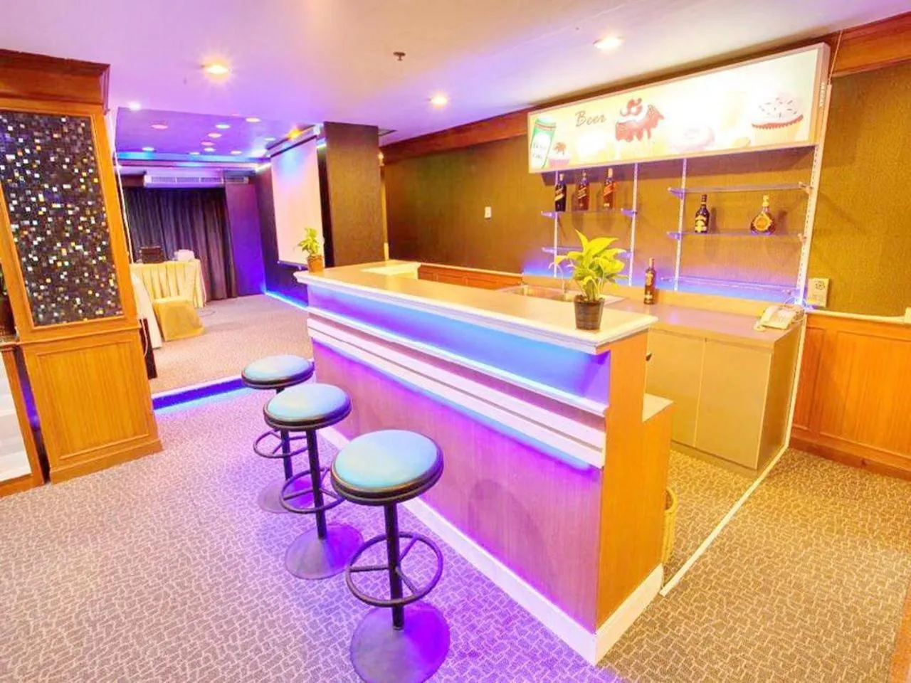 Lounge or bar in Bay Hotel Srinakarin
