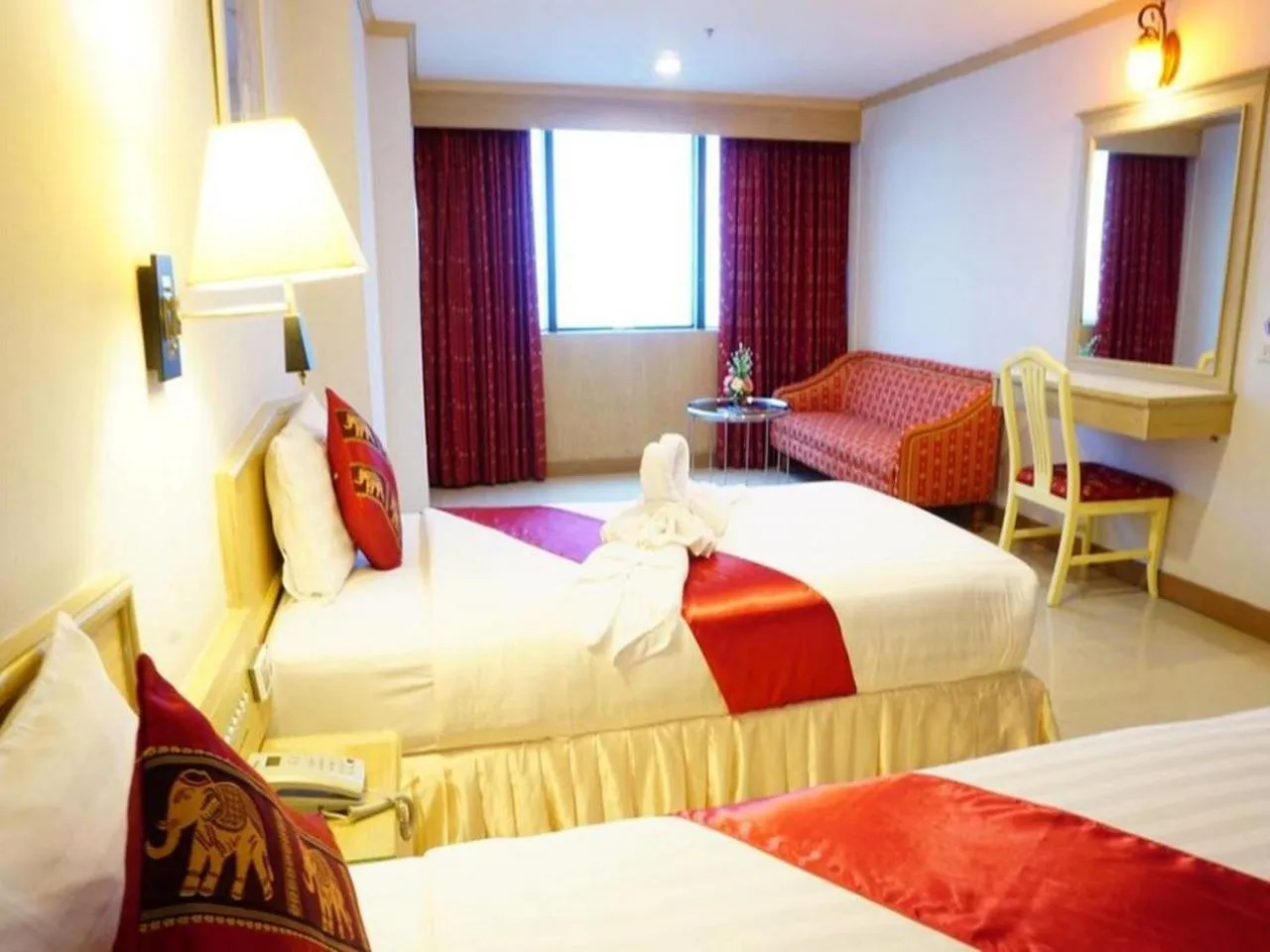 Bed in Bay Hotel Srinakarin