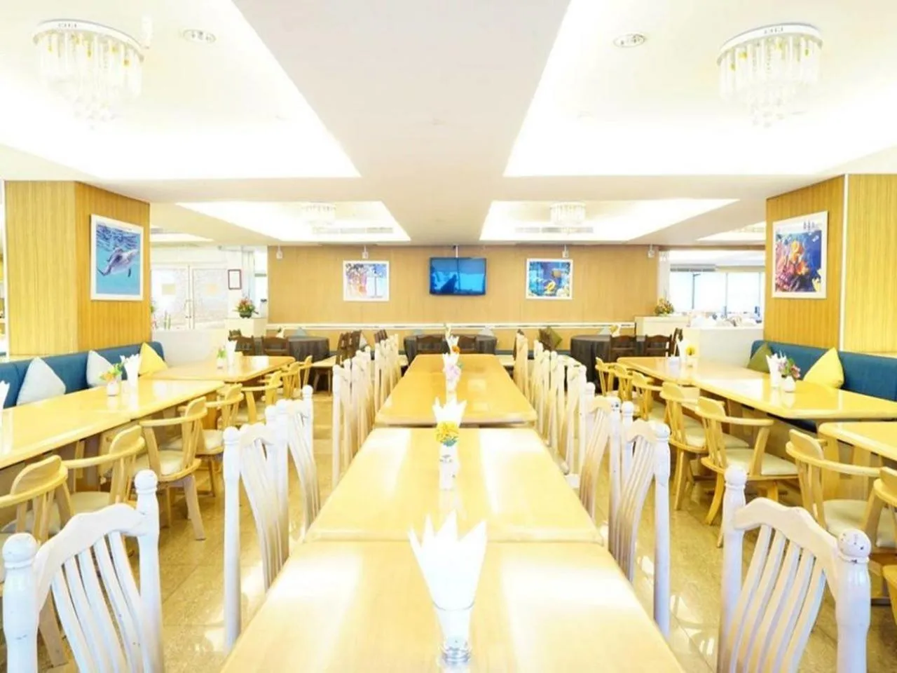 Restaurant/places to eat in Bay Hotel Srinakarin