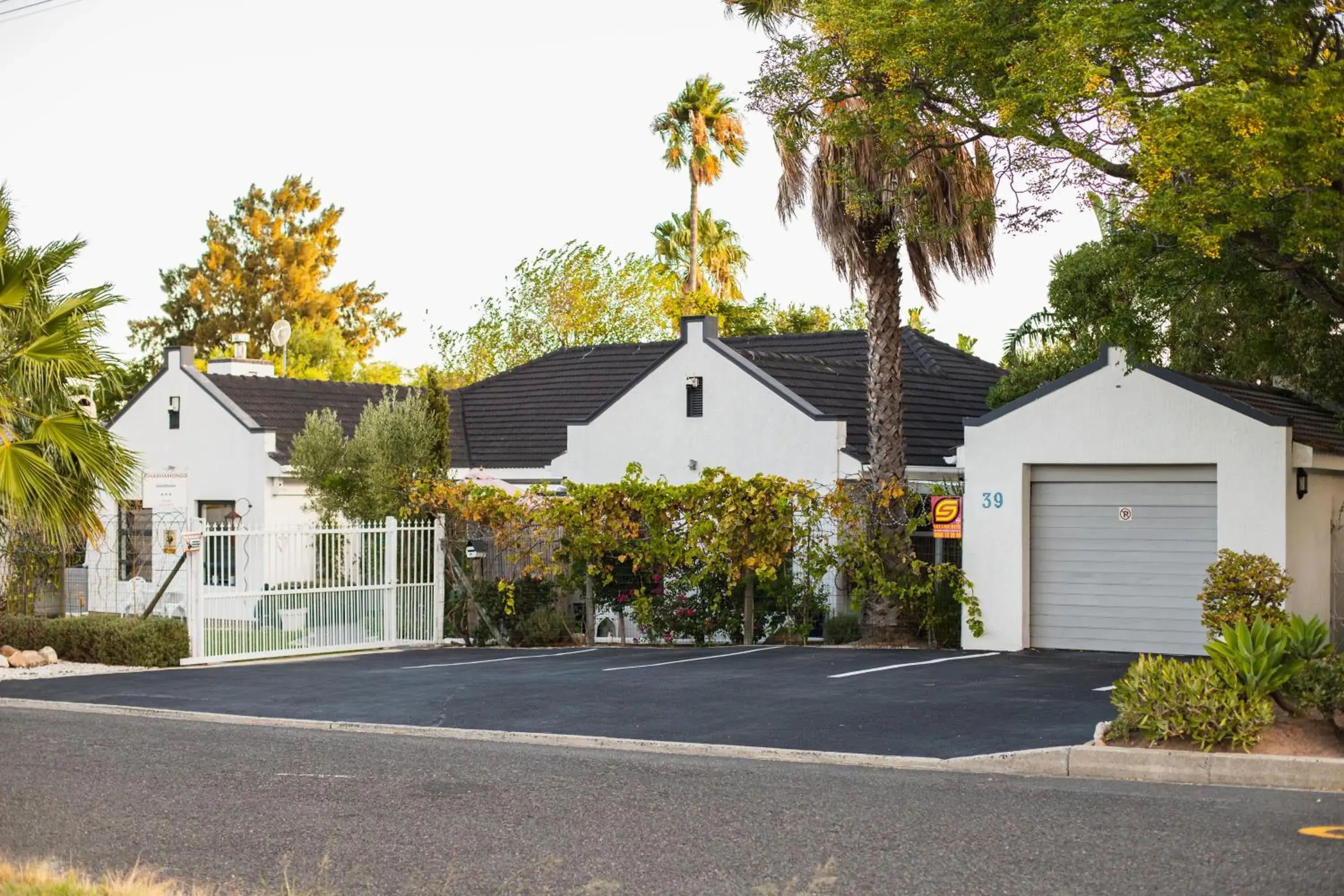 Property building in Khashamongo B & B Property building in Khashamongo B & B