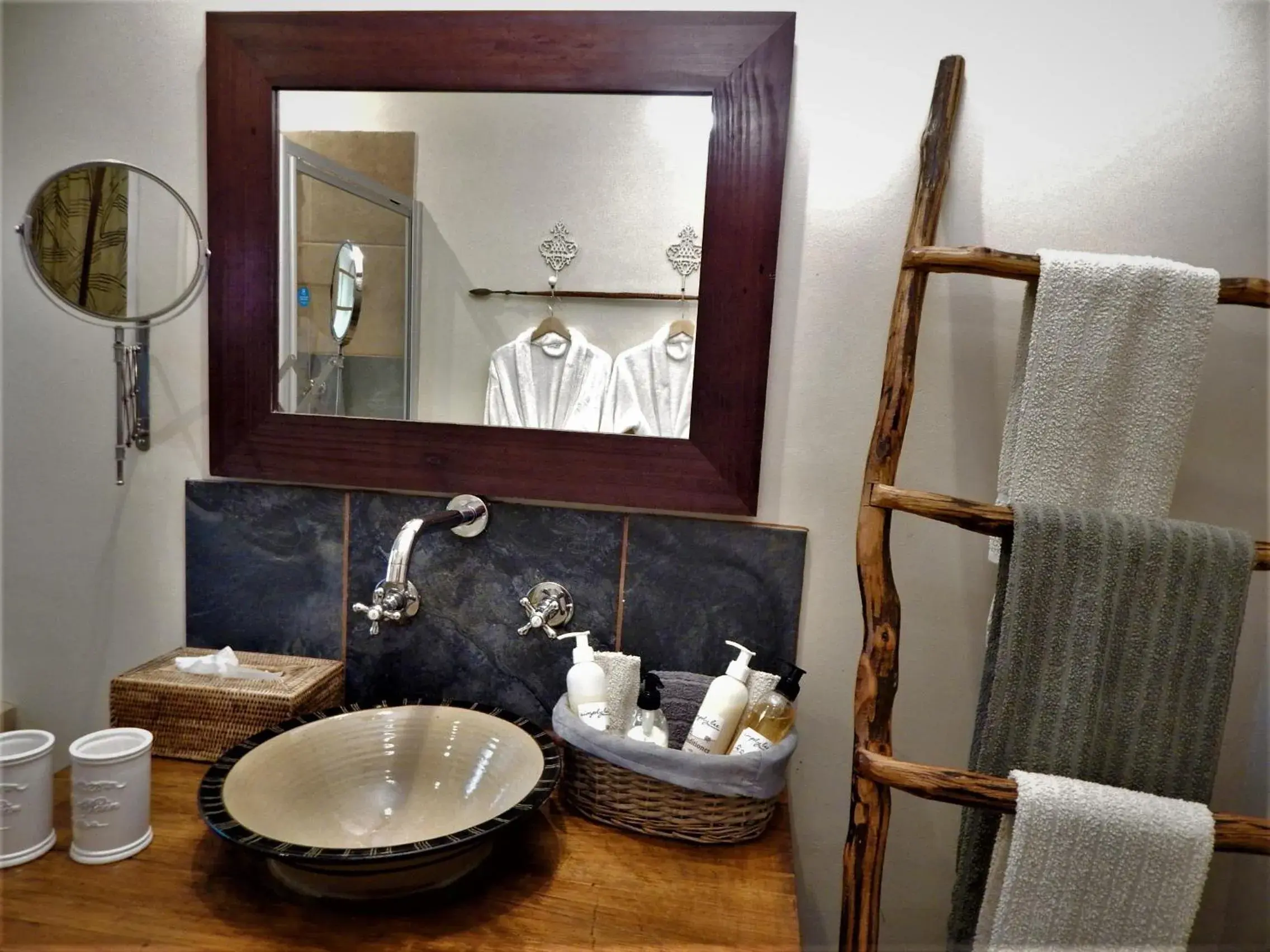 Bathroom in Khashamongo B & B Bathroom in Khashamongo B & B