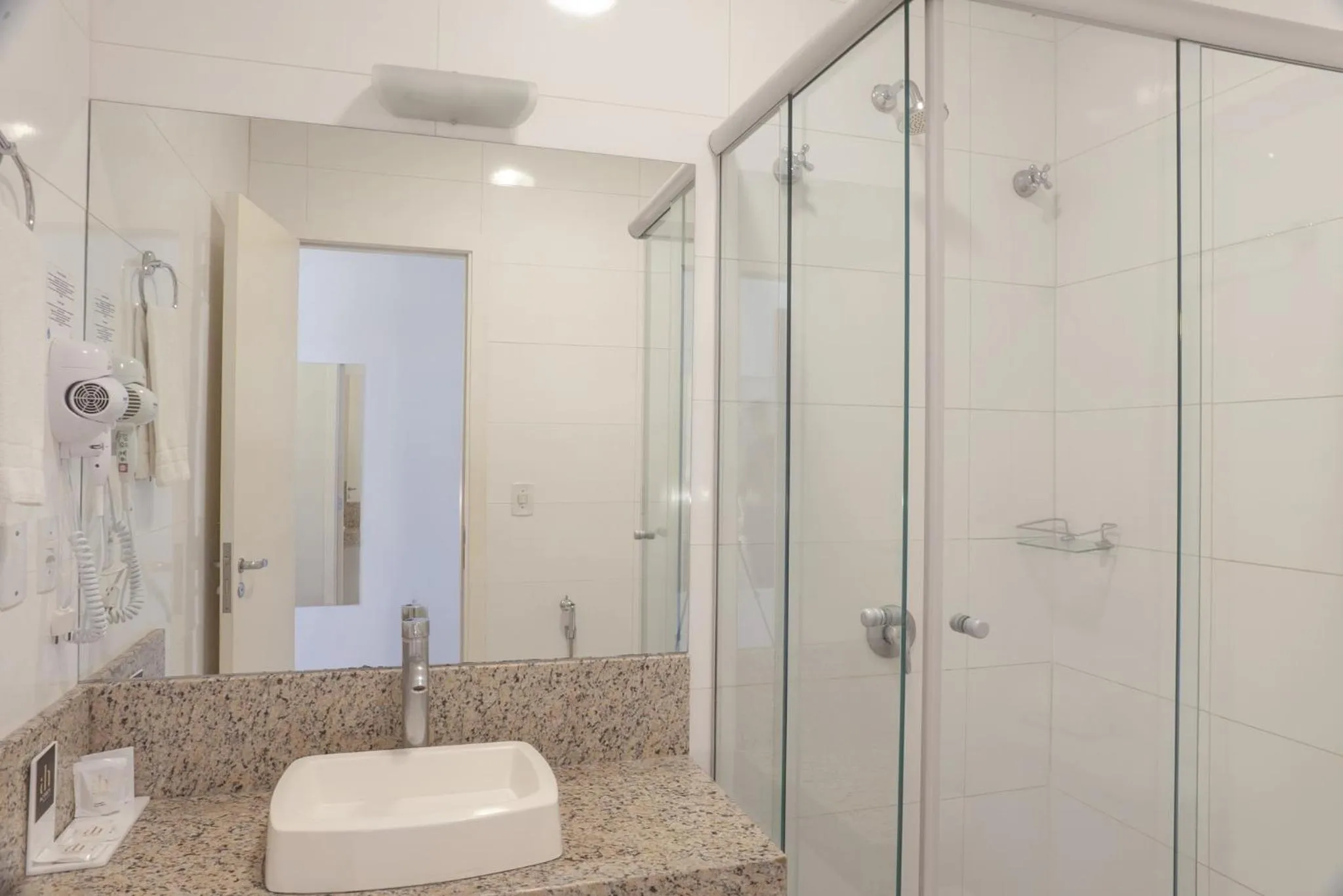 Shower in Açores Premium- 5 Minutos do Moinhos de Vento