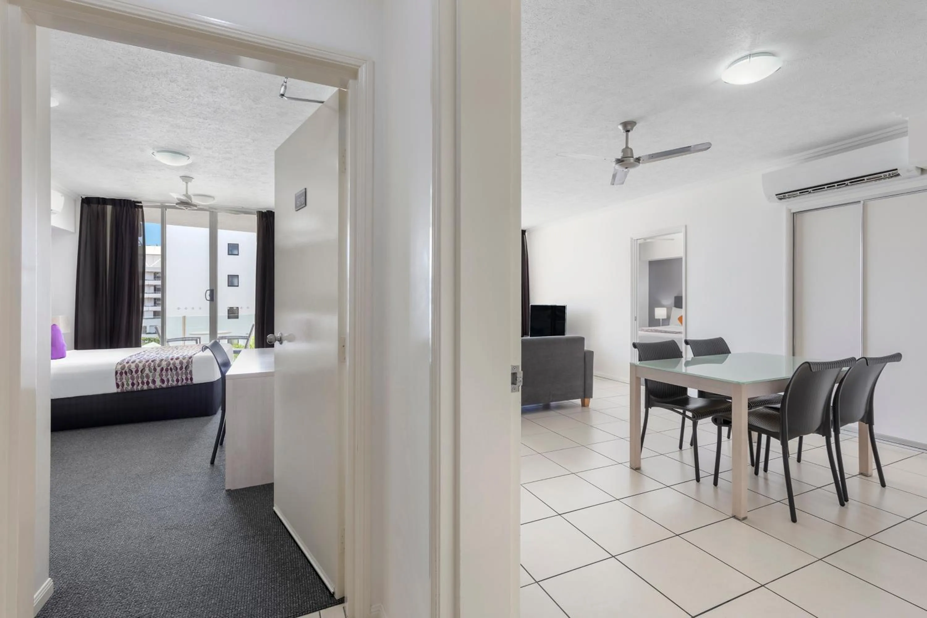 Living room, Bed in Park Regis City Quays