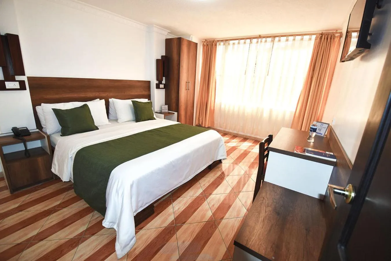 Bedroom, Bed in Hotel Plaza Victoria