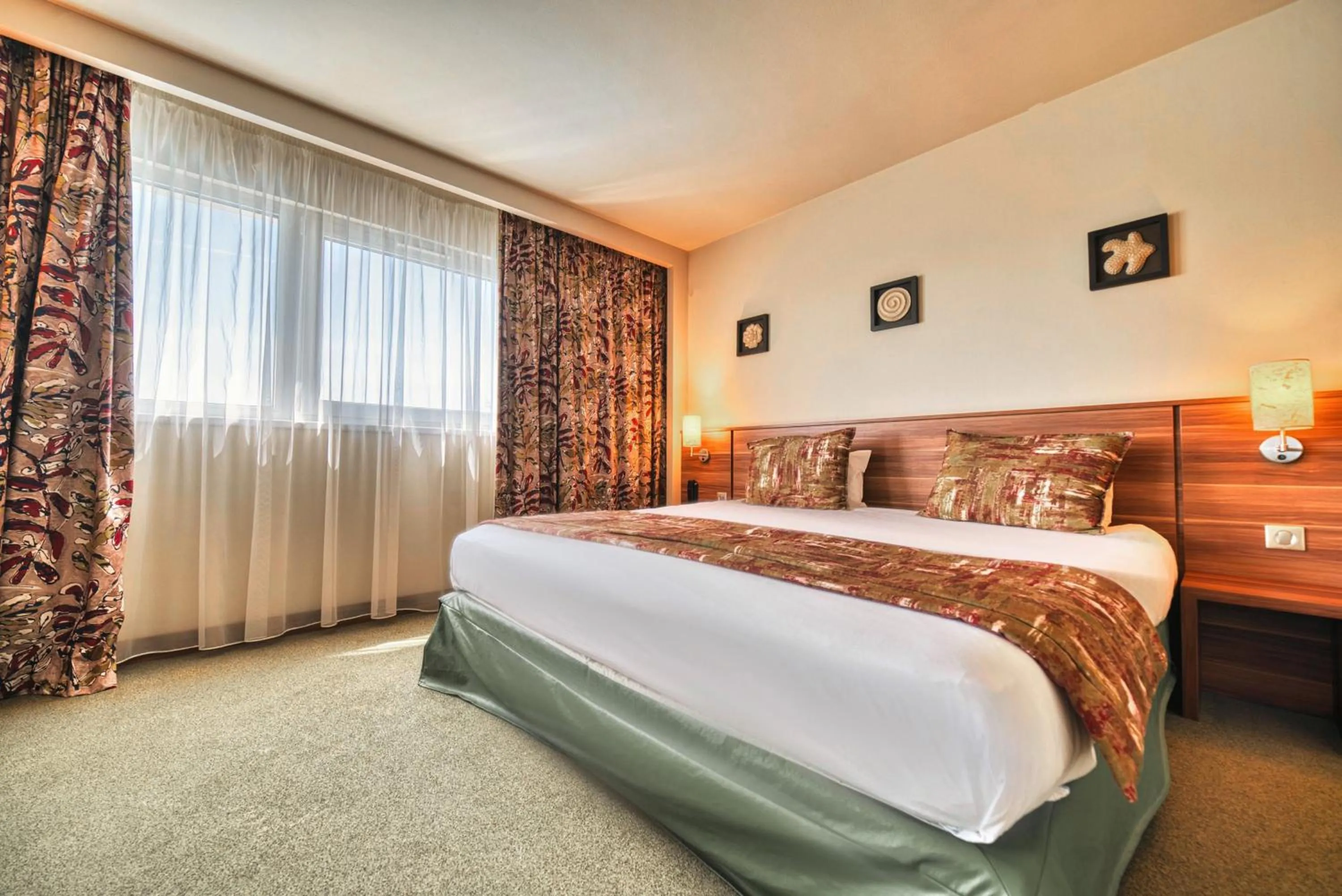 Bedroom, Bed in Kyriad Prestige Mulhouse - Basel