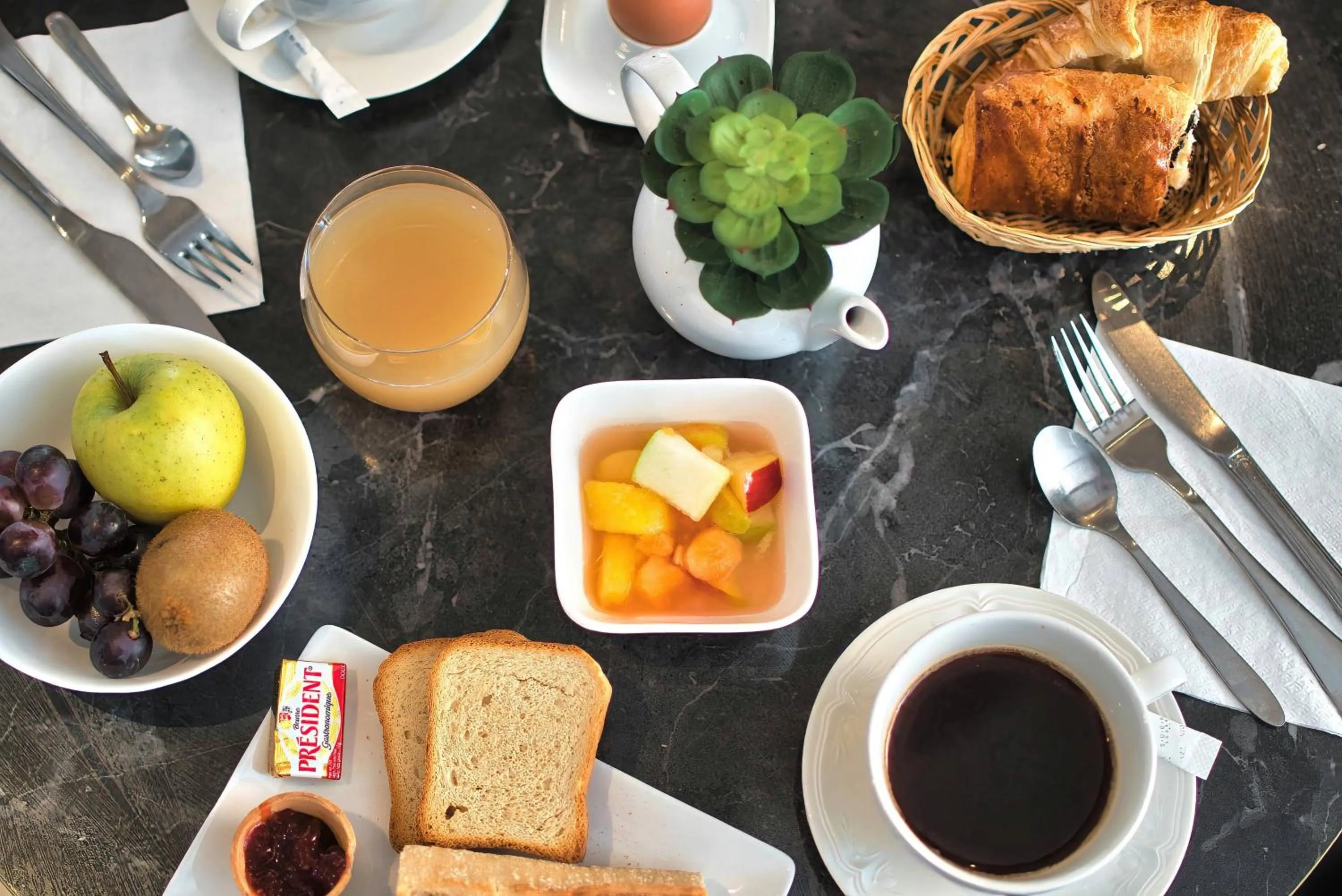 Breakfast in Kyriad Prestige Mulhouse - Basel