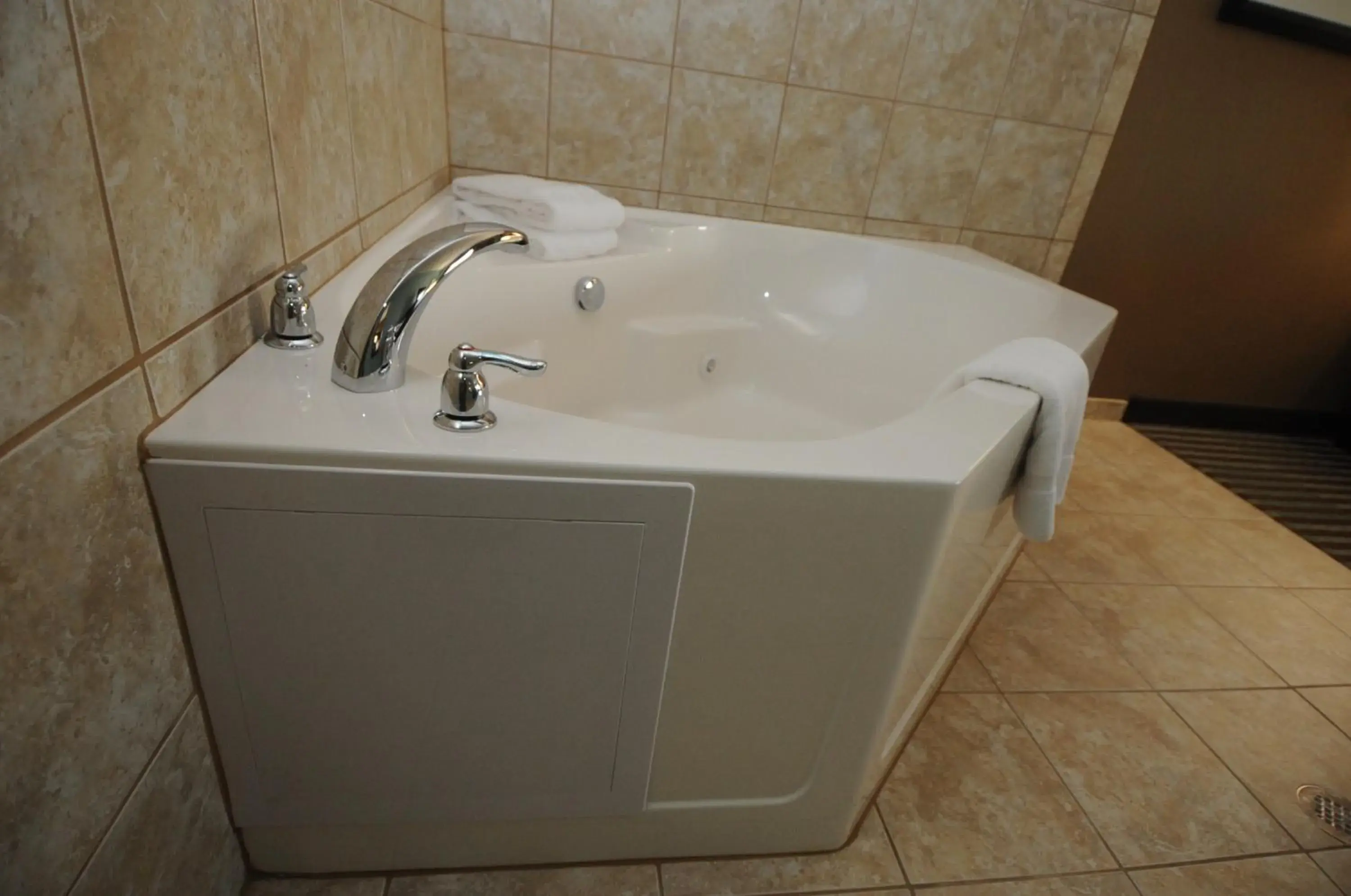 Standard King Room with Accessible Tub - Mobility Access in Holiday Inn Express Somerset by IHG Standard King Room with Accessible Tub - Mobility Access in Holiday Inn Express Somerset by IHG