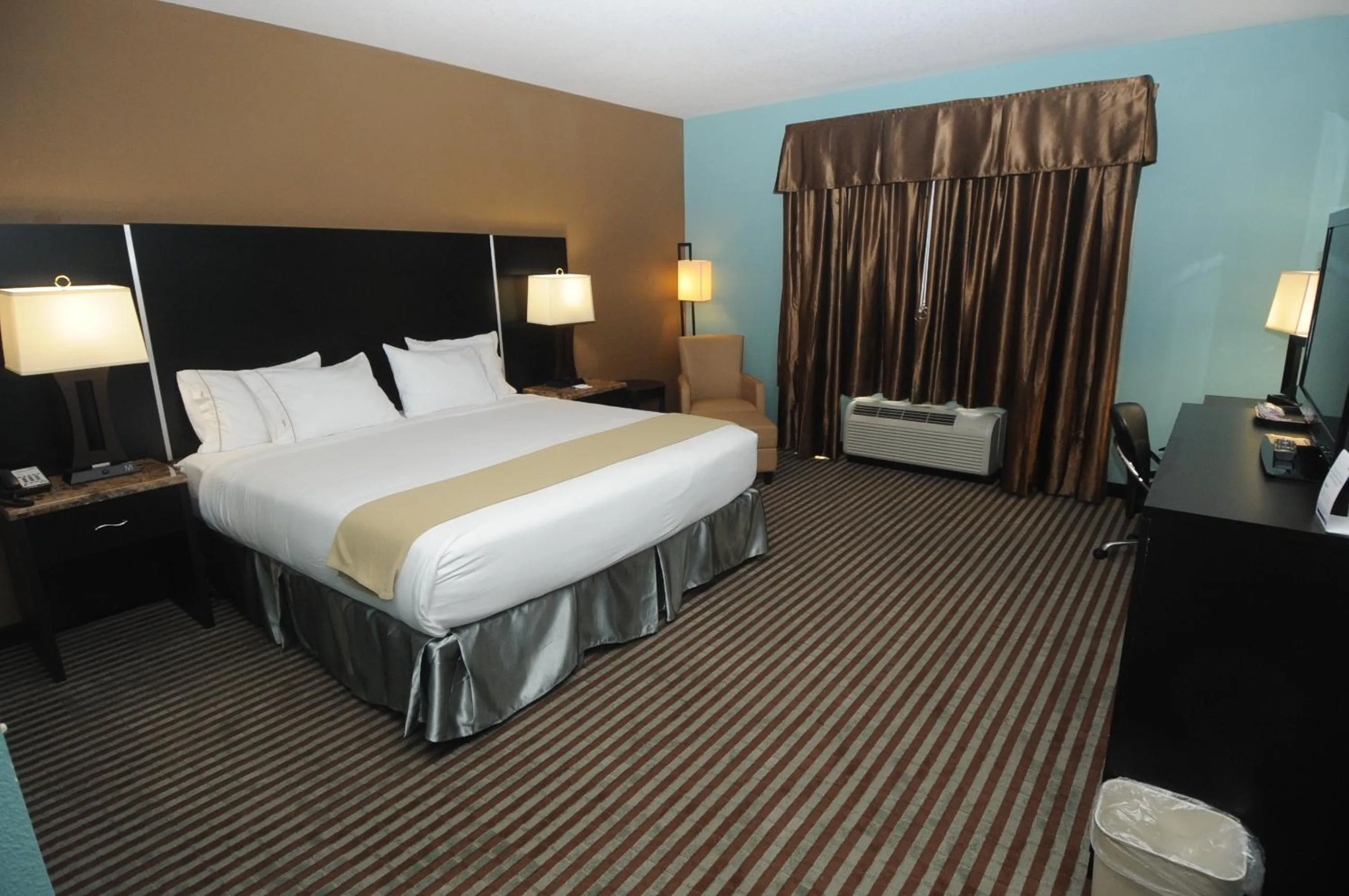 Photo of the whole room, Bed in Holiday Inn Express Somerset by IHG