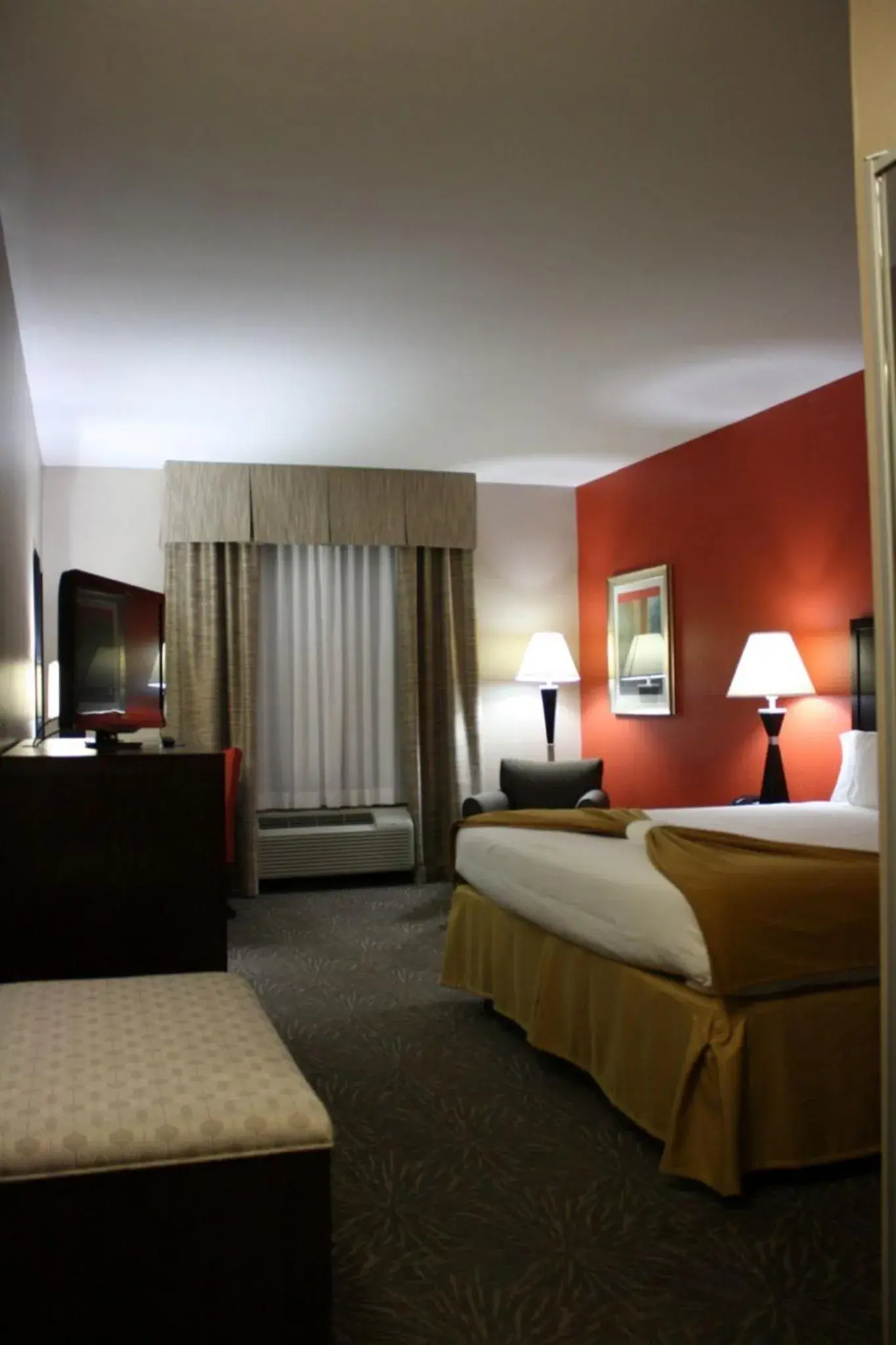 Photo of the whole room, Bed in Holiday Inn Express Toledo North by IHG Photo of the whole room, Bed in Holiday Inn Express Toledo North by IHG