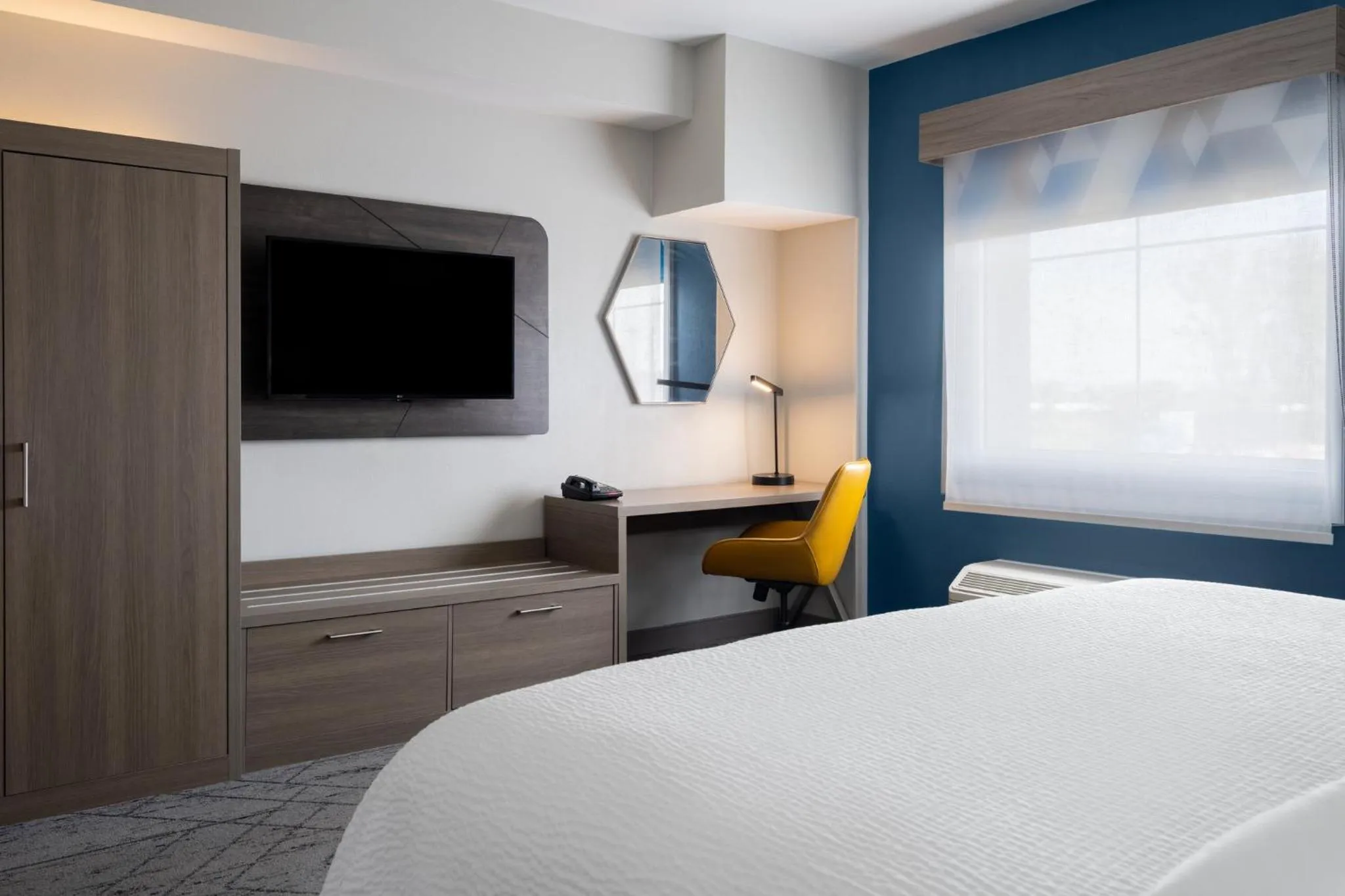 Photo of the whole room, Bed in Holiday Inn Express Toledo North by IHG