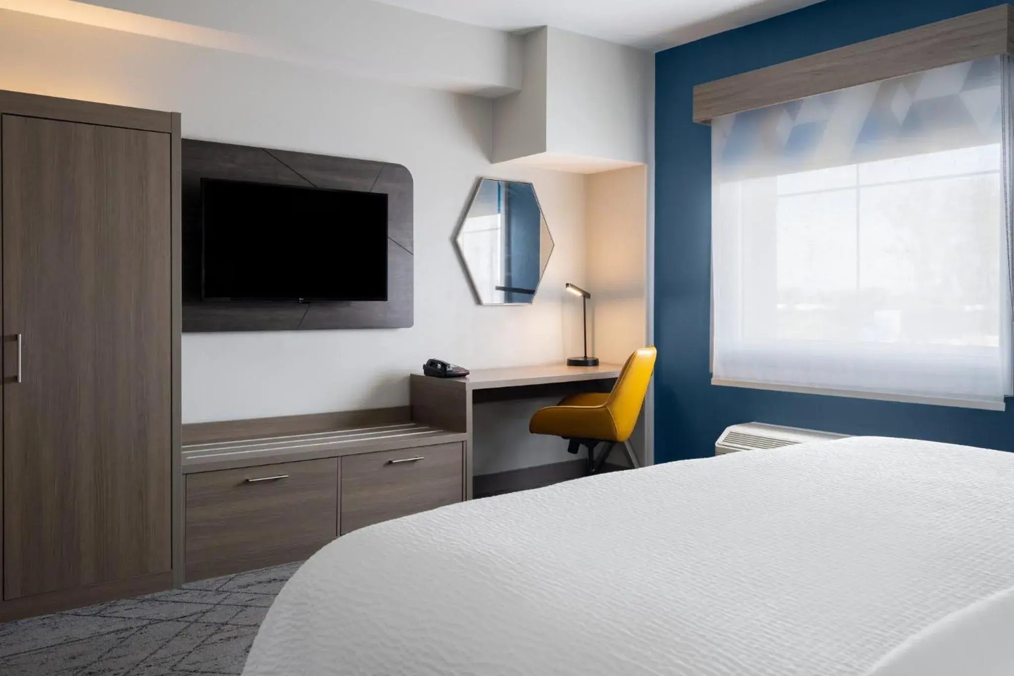 Photo of the whole room, Bed in Holiday Inn Express Toledo North by IHG Photo of the whole room, Bed in Holiday Inn Express Toledo North by IHG