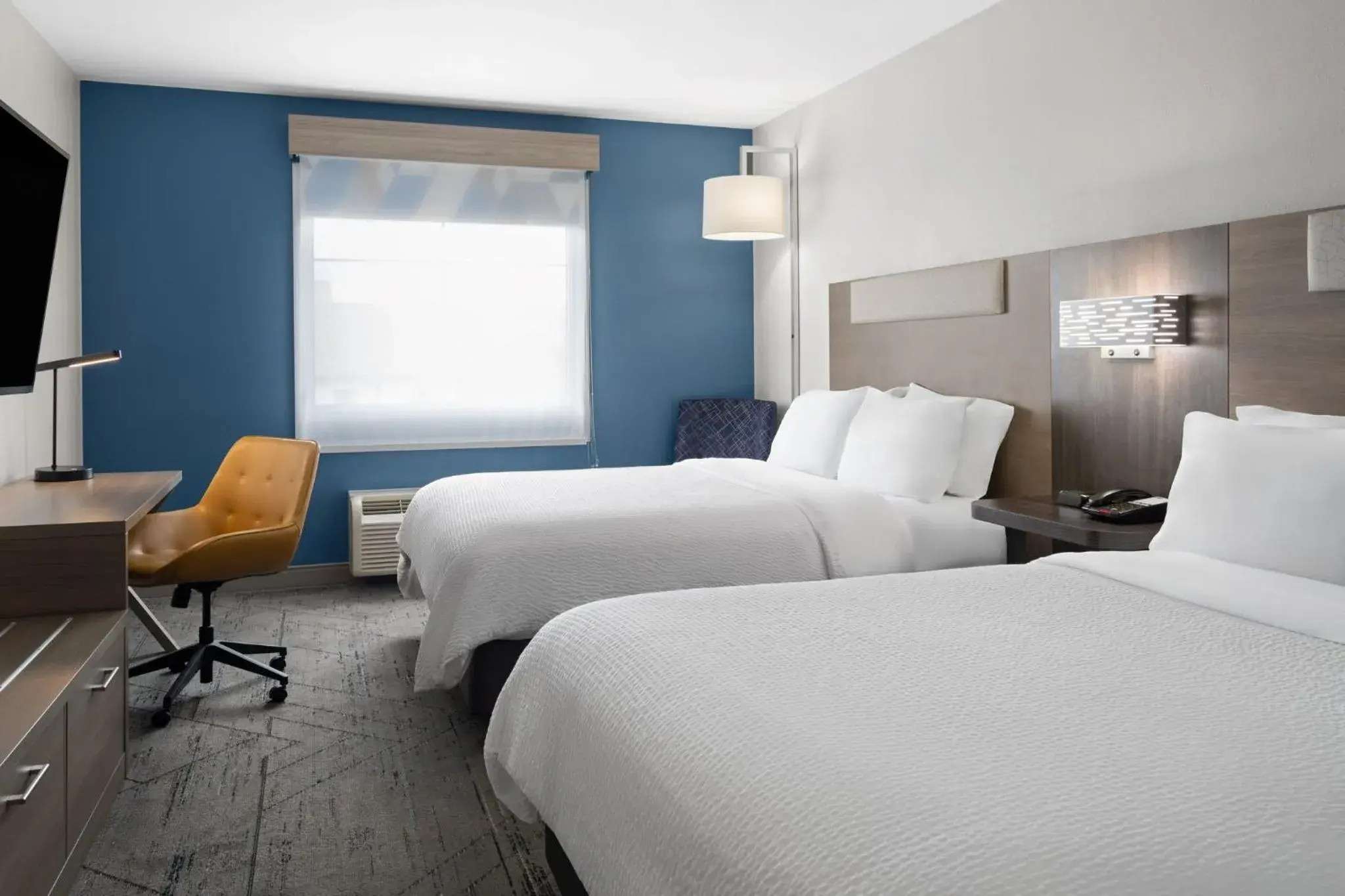 Photo of the whole room, Bed in Holiday Inn Express Toledo North by IHG Photo of the whole room, Bed in Holiday Inn Express Toledo North by IHG