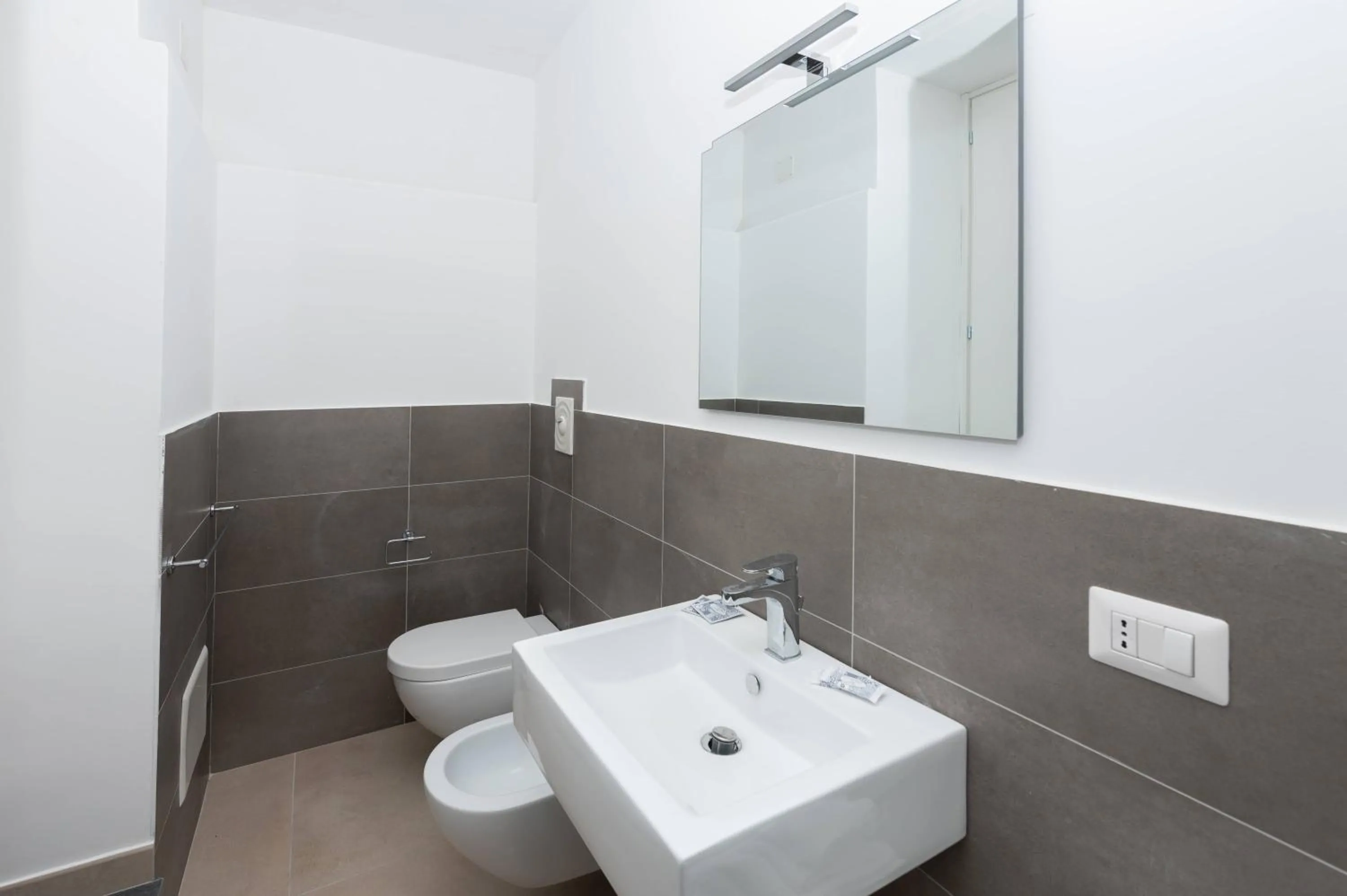 Shower in Gioia 13 Rooms & Apartments
