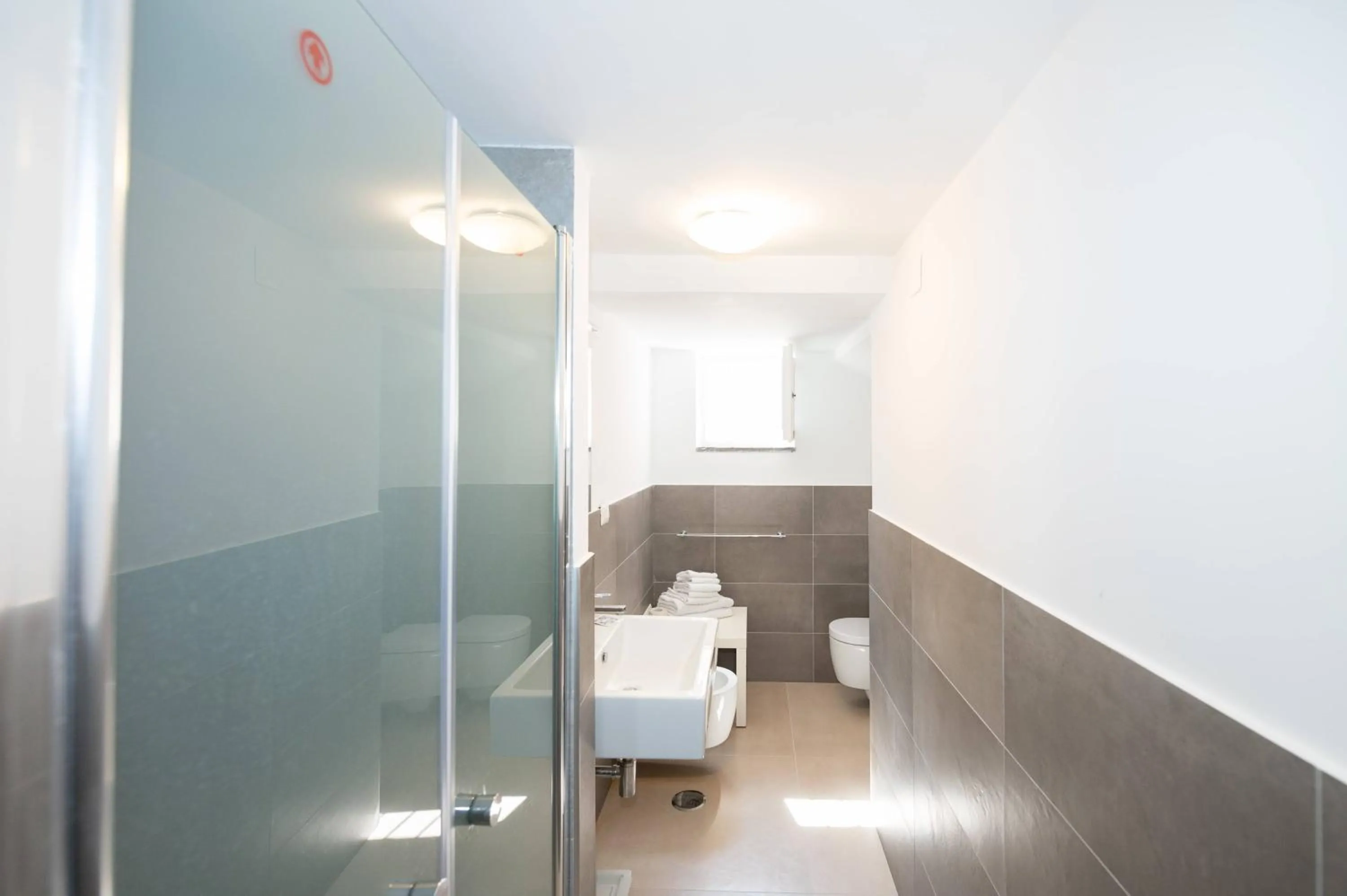 Shower in Gioia 13 Rooms & Apartments