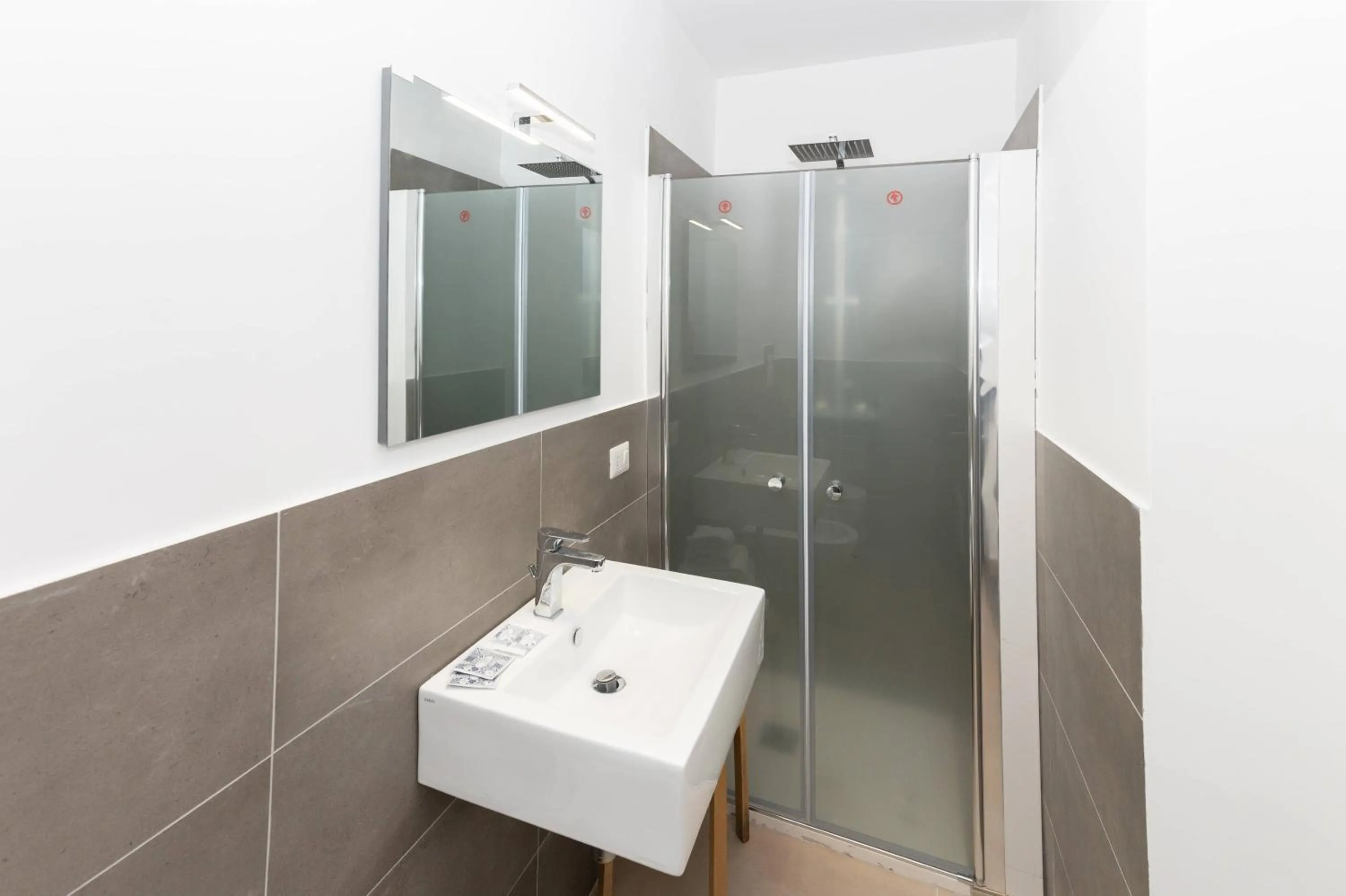 Shower in Gioia 13 Rooms & Apartments